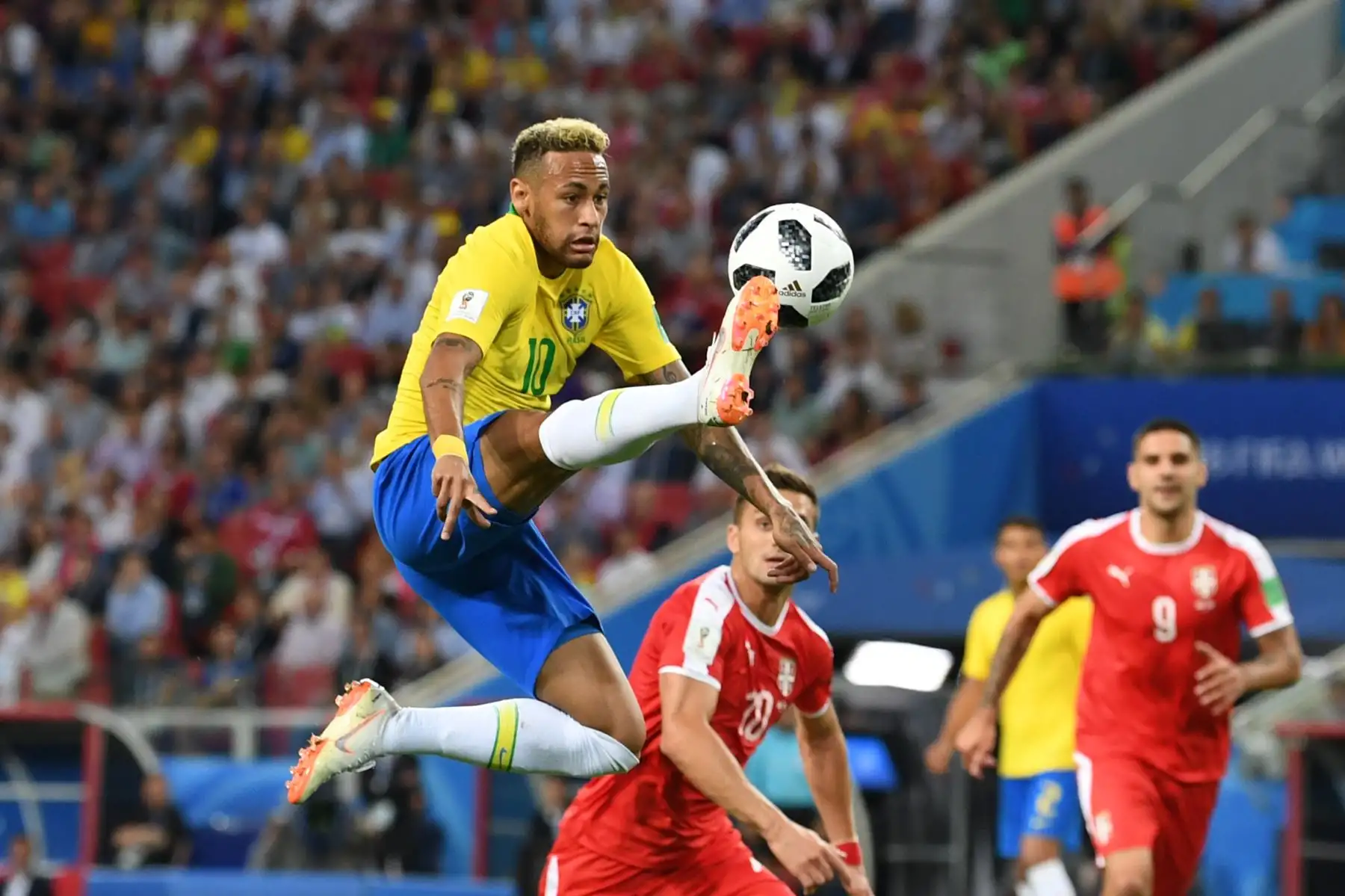El delantero brasileño Neymar salta para controlar el balón durante el partido de fútbol del Grupo E de la Copa Mundial Rusia 2018 entre Serbia y Brasil en el Estadio Spartak de Moscú el 27 de junio de 2018. / AFP