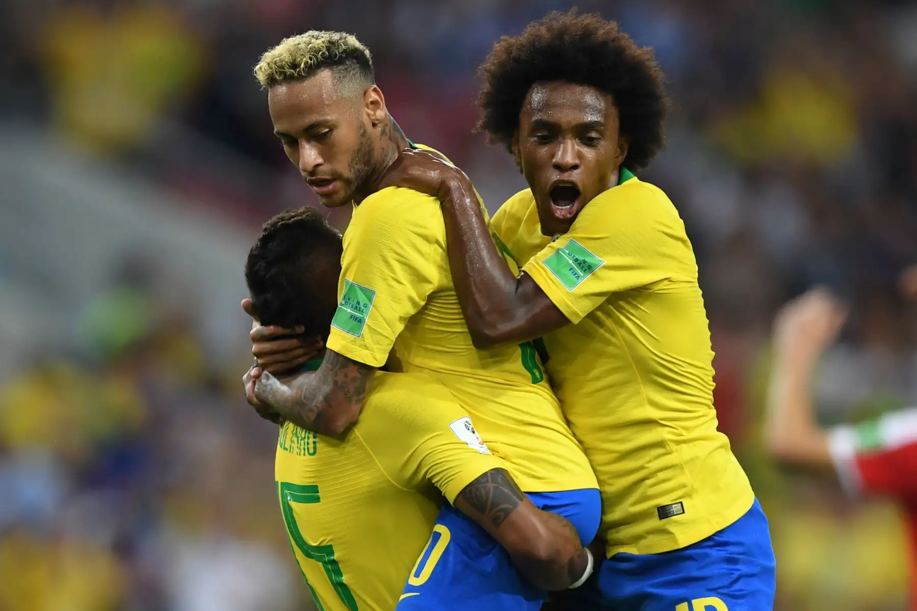 El mediocampista brasileño Paulinho (L) celebra, con el delantero brasileño Neymar (C) y el delantero brasileño Willian (R), después de marcar el primer gol de Brasil durante el partido de fútbol del Grupo E de la Copa Mundial Rusia 2018 entre Serbia y Brasil en el Estadio Spartak de Moscú en junio 27, 2018. / AFP