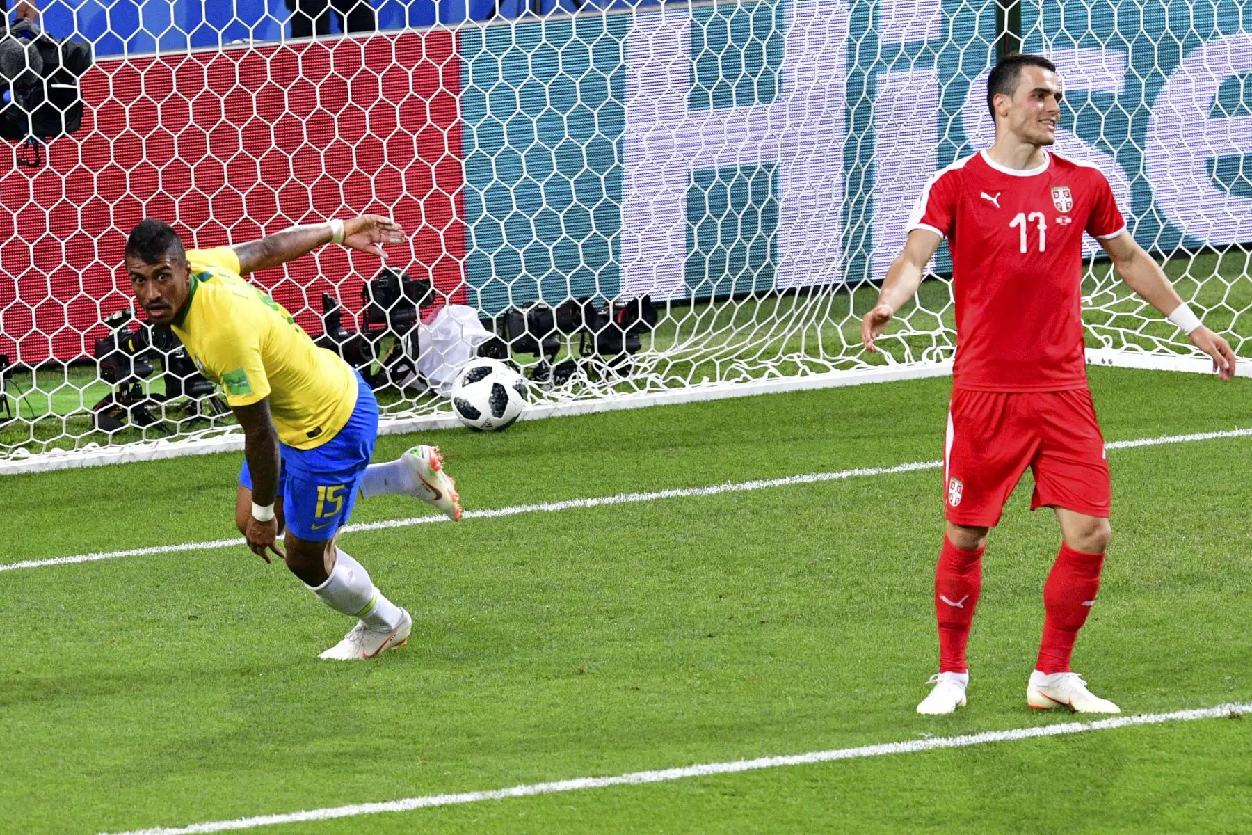 El delantero serbio Filip Kostic (R) reacciona cuando el centrocampista brasileño Paulinho (L) celebra su gol durante el partido de fútbol del Grupo E de la Copa Mundial Rusia 2018 entre Serbia y Brasil en el Estadio Spartak de Moscú el 27 de junio de 2018. / AFP