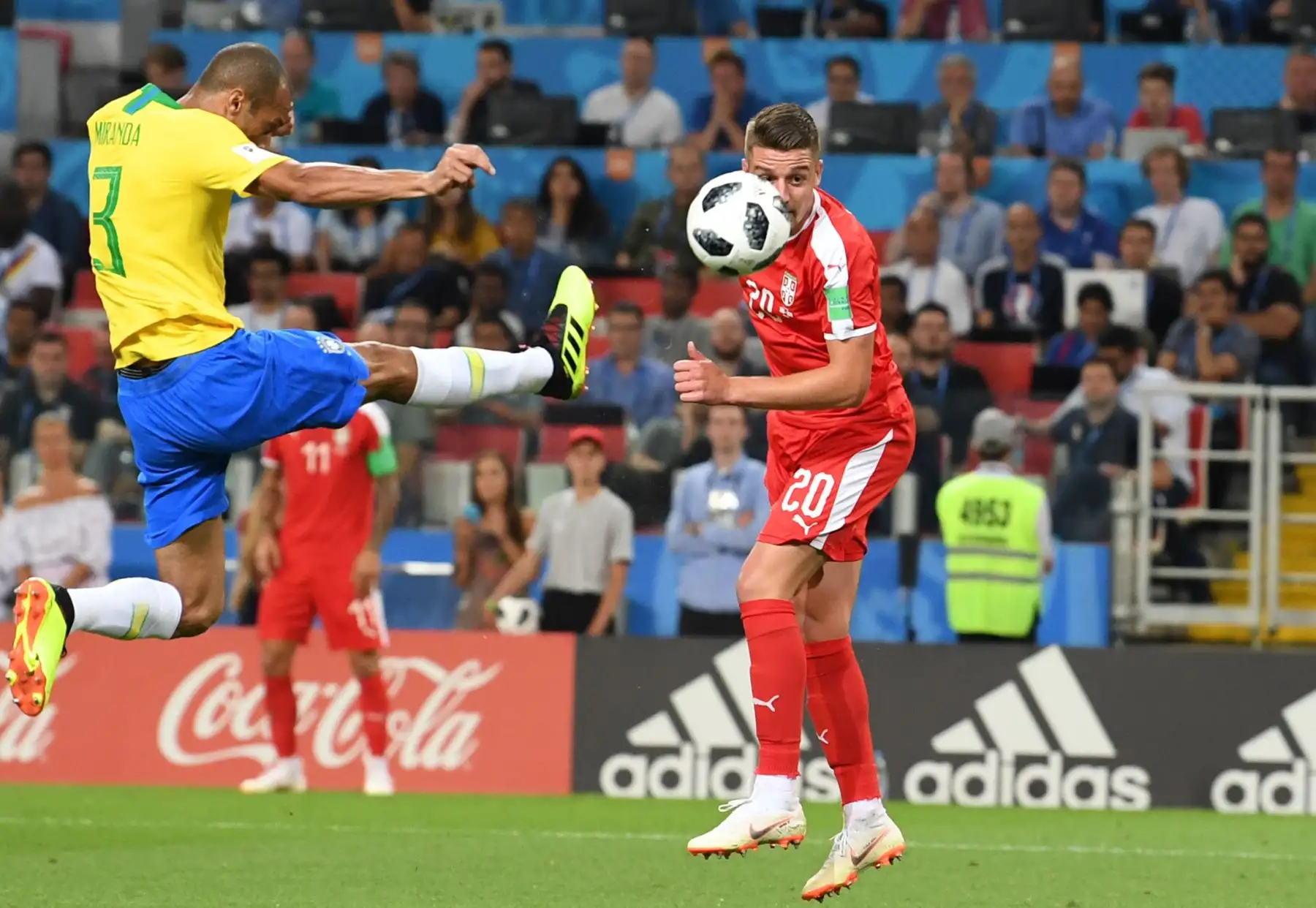 La defensa brasileña Miranda (L) lucha por el balón con el mediocampista serbio Sergej Milinkovic-Savic durante el partido de fútbol del Grupo E de la Copa Mundial Rusia 2018 entre Serbia y Brasil en el Estadio Spartak de Moscú el 27 de junio de 2018.
Foto: AFP