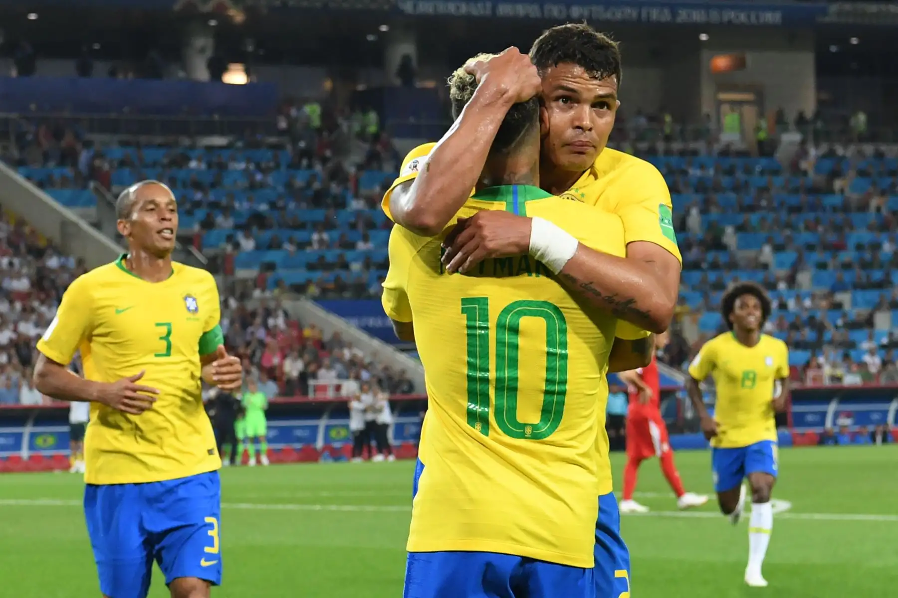 El defensor brasileño Thiago Silva (R) es felicitado por su gol del delantero brasileño Neymar durante el partido de fútbol del Grupo E de la Copa Mundial Rusia 2018 entre Serbia y Brasil en el Spartak Stadium de Moscú el 27 de junio de 2018.
Kirill KUDRYAVTSEV / AFP