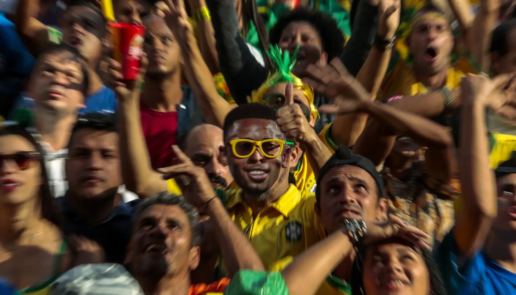 Los partidarios de Brasil se reúnen para ver la transmisión del partido del Grupo Copa Mundial de la FIFA 2018 E Serbia contra Brasil en el evento de visualización pública en Sao Paulo, Brasil, el 27 de junio de 2018. / AFP