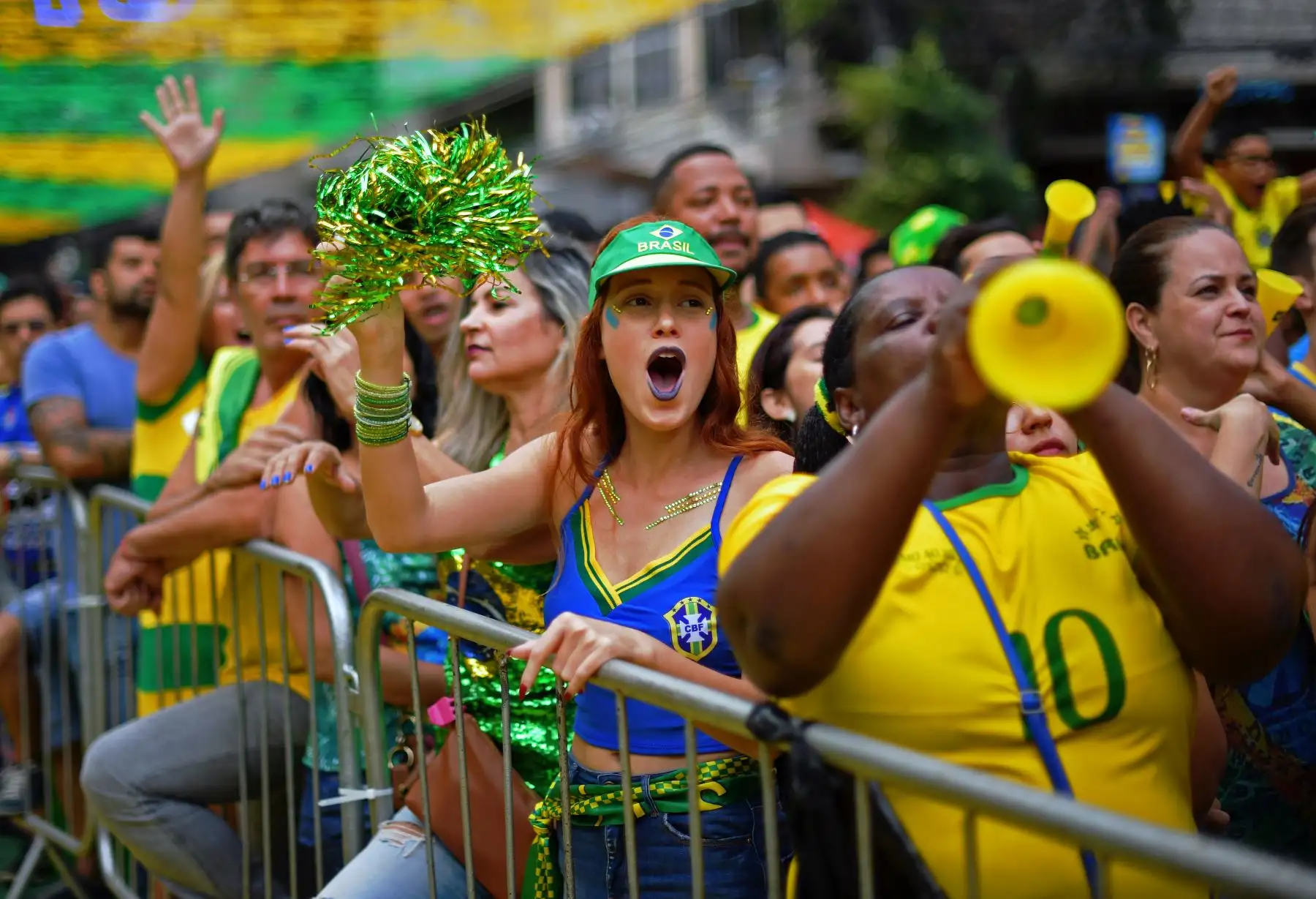 Los aficionados animan a Brasil mientras ven en una gran pantalla al aire libre su partido de fútbol de la Copa Mundial de Rusia 2018 contra Serbia, en el barrio Alzirao de Río de Janeiro el 27 de junio de 2018. / AFP