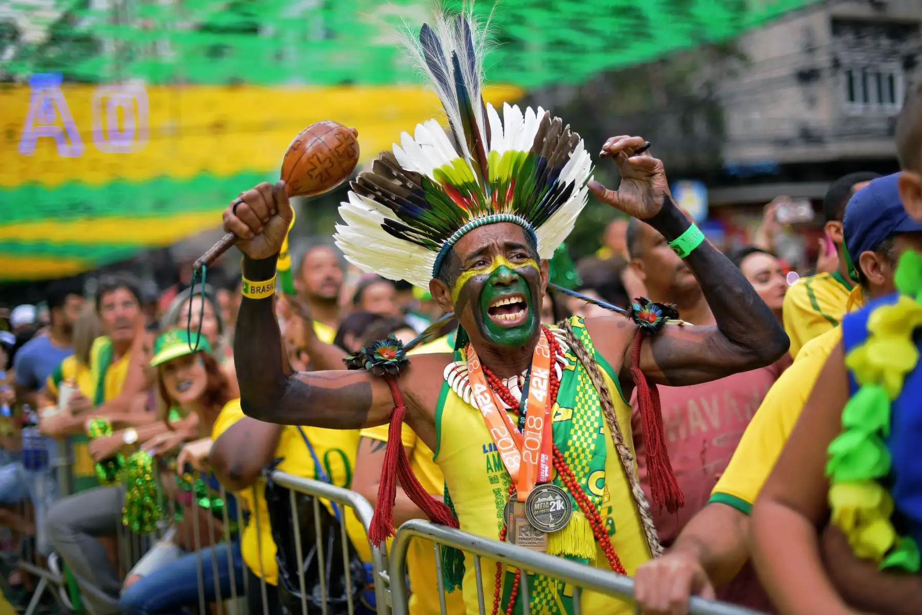 Los aficionados aplauden a Brasil mientras ven en una gran pantalla al aire libre su partido de fútbol de la Copa Mundial de Rusia 2018 contra Serbia, en el barrio Alzirao de Río de Janeiro el 27 de junio de 2018. / AFP