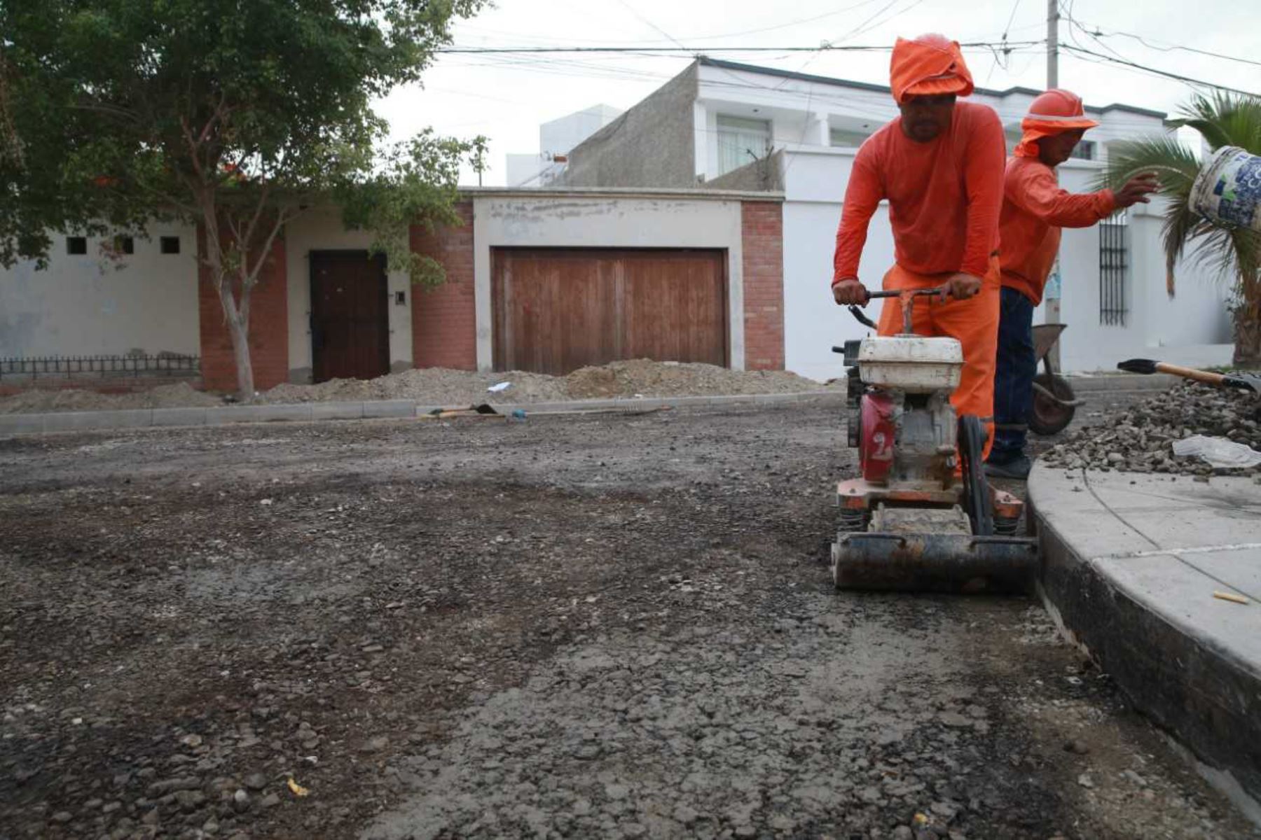 Noventa y nueve millones para reconstruir las vías de comunicación y parte de la infraestructura agraria afectada por El Niño Costero en 8 regiones del país, transfirió hoy el gobierno a través del Decreto Supremo 143-2018-EF, publicado en el diario oficial El Peruano.