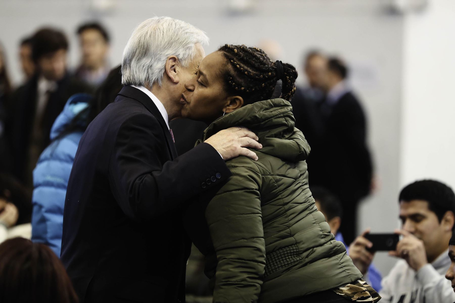 Sebastián Piñera saluda a una inmigrante durante la entrega de ceremonia de visados Foto: EFE