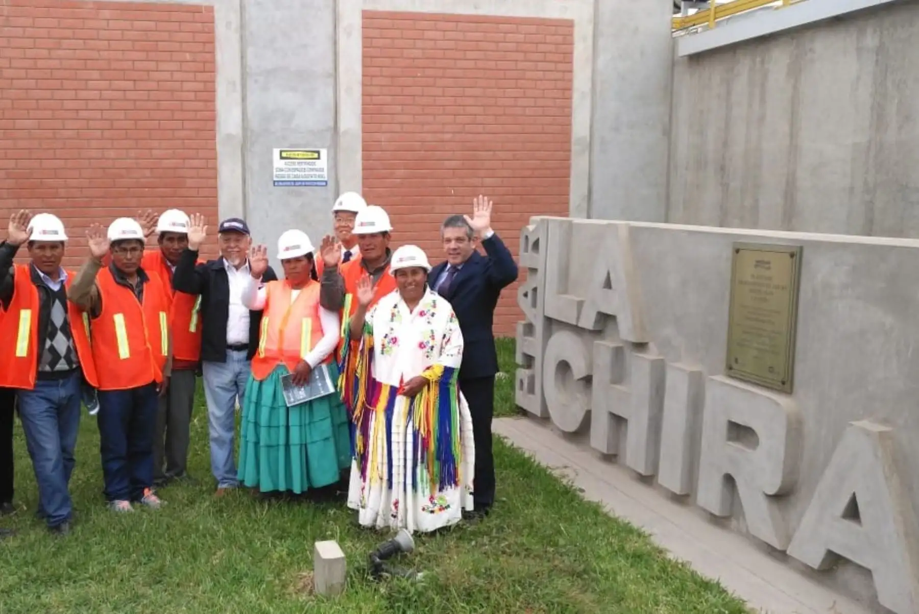 El ministro de Vivienda, Construcción y Saneamiento, Javier Piqué, recorrió la Planta de Tratamiento de Aguas Residuales (PTAR) La Chira, donde se desarrolló la tercera pasantía para autoridades y pobladores de las comunidades de Ilave, región Puno, con el objetivo de dar a conocer los beneficios sociales y ambientales del proyecto “Sistema de Tratamiento de Aguas residuales de la Cuenca del Lago Titicaca”, conocido como PTAR Titicaca. Cortesía