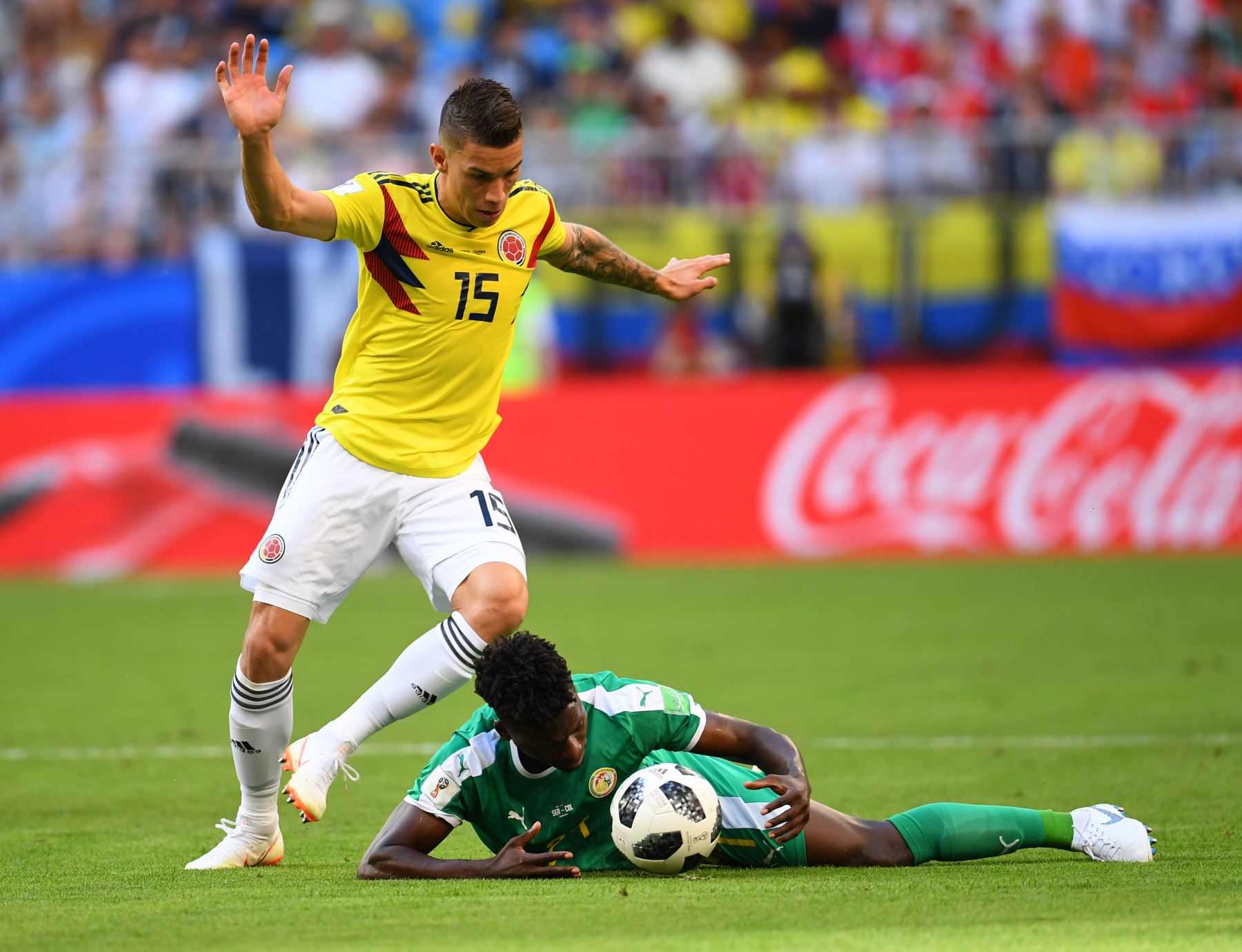 El centrocampista colombiano Mateus Uribe (L) compite por el balón con el defensor Lamine Gassama de Senegal durante el partido de fútbol Rusia 2018 Grupo H entre Senegal y Colombia en el Samara Arena en Samara el 28 de junio de 2018. / AFP