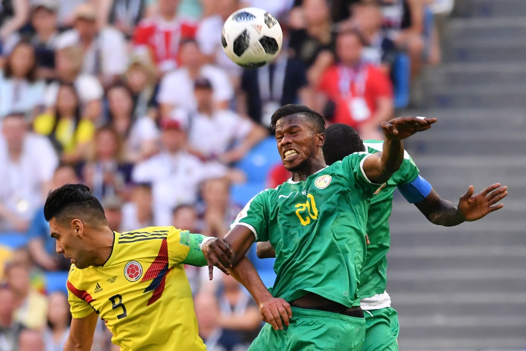 La delantera de Senegal Keita Balde (R) encabeza el partido con el delantero colombiano Falcao durante el partido de fútbol del Grupo H Rusia 2018 entre Senegal y Colombia en el Samara Arena en Samara el 28 de junio de 2018. / AFP