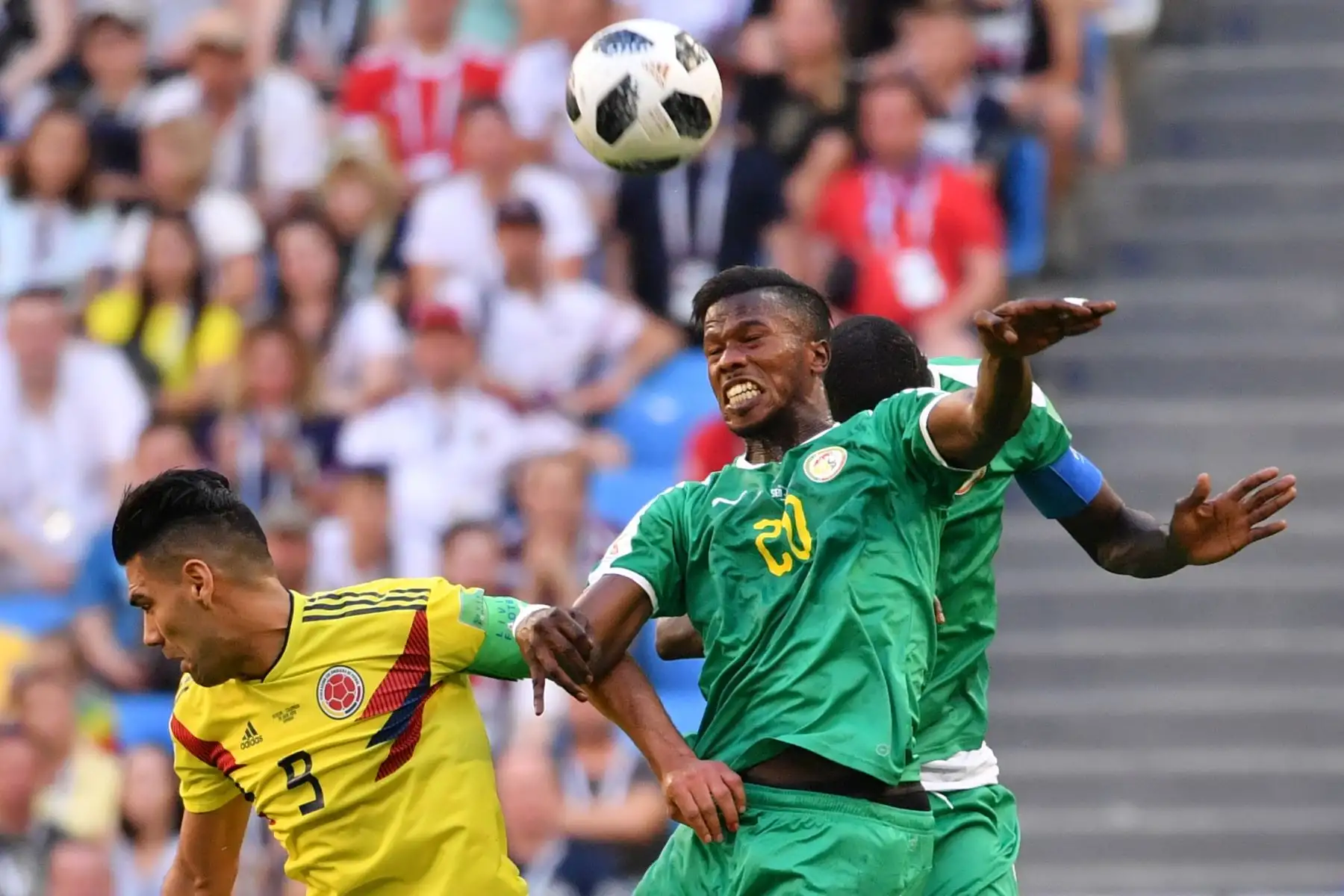 La delantera de Senegal Keita Balde (R) encabeza el partido con el delantero colombiano Falcao durante el partido de fútbol del Grupo H Rusia 2018 entre Senegal y Colombia en el Samara Arena en Samara el 28 de junio de 2018. / AFP
