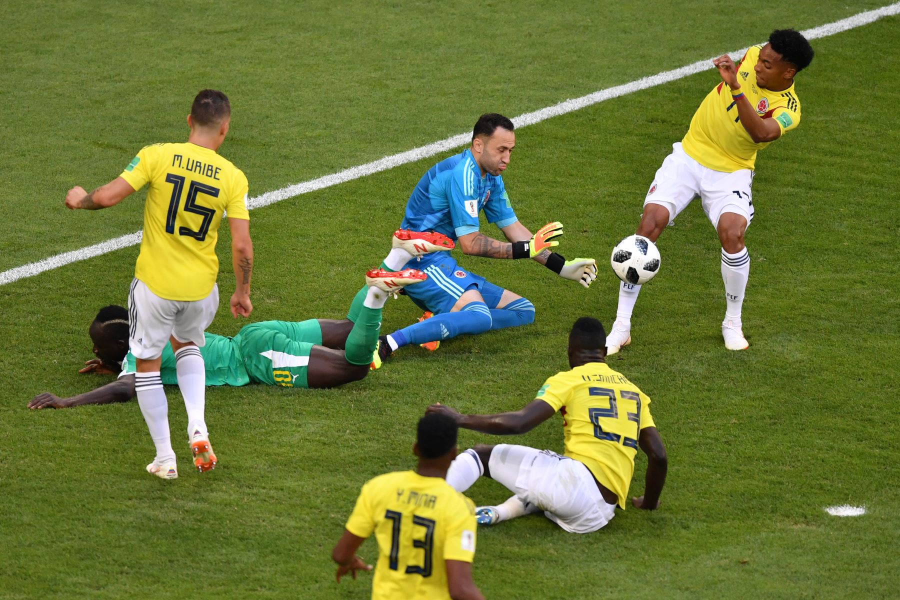 El portero colombiano David Ospina (C) detiene el balón durante el partido de fútbol Rusia 2018 del Grupo H entre Senegal y Colombia en el Samara Arena en Samara el 28 de junio de 2018. / AFP