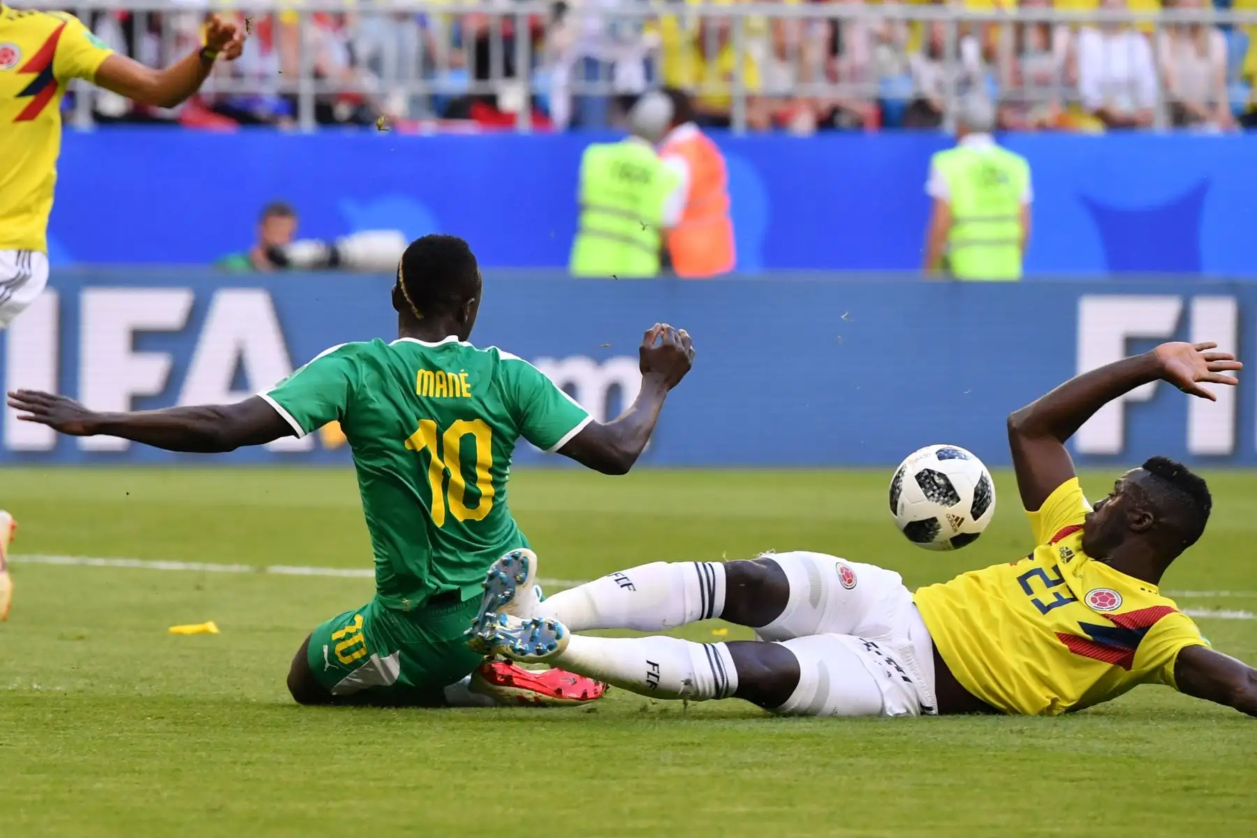 El defensa colombiano Davinson Sánchez (R) reta al alero senegalés Sadio Mane durante el partido de fútbol del Grupo H Rusia 2018 entre Senegal y Colombia en el Samara Arena en Samara el 28 de junio de 2018. / AFP