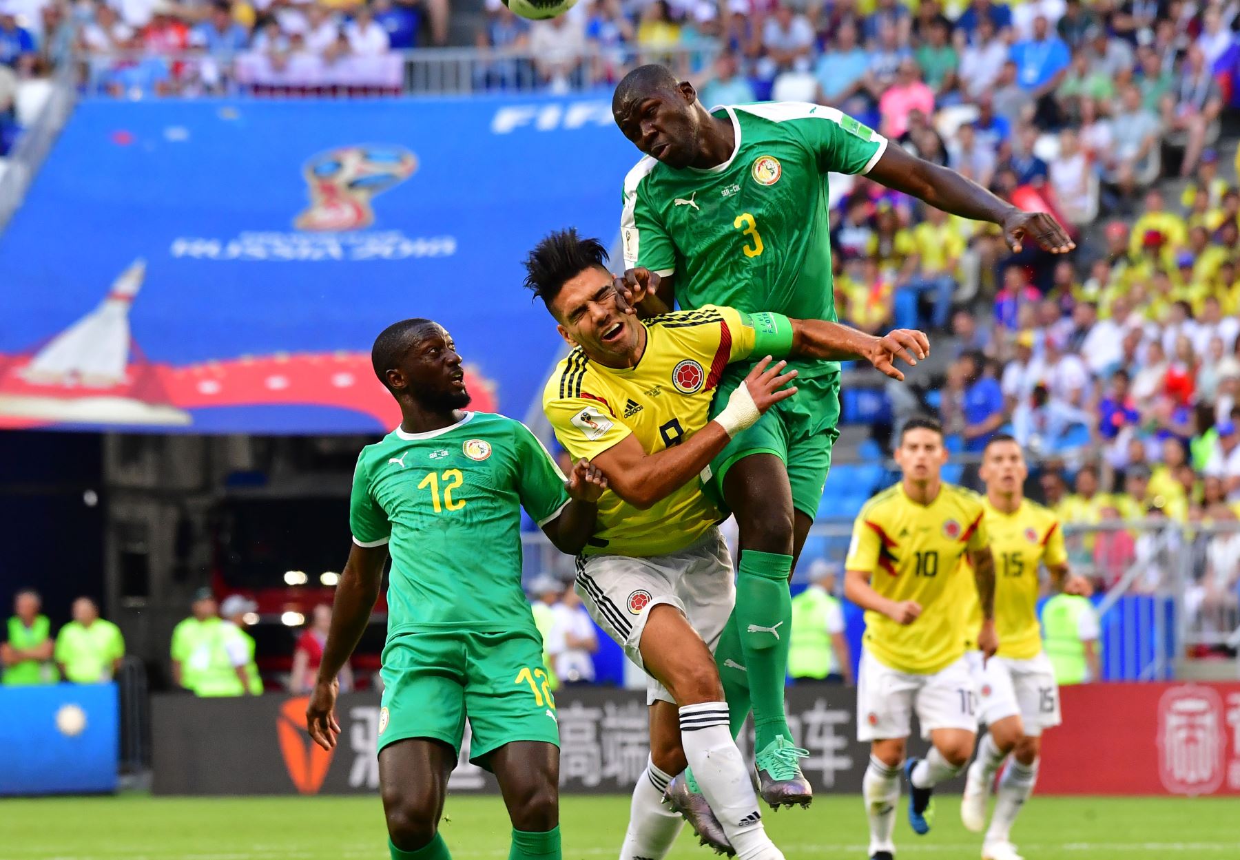 El alero colombiano Falcao (C) salta para encabezar el balón con el defensor senegalés Youssouf Sabaly (L) y el defensa senegalés Kalidou Koulibaly durante el partido de fútbol Rusia 2018 Grupo H entre Senegal y Colombia en el Samara Arena en Samara el 28 de junio de 2018. / AFP