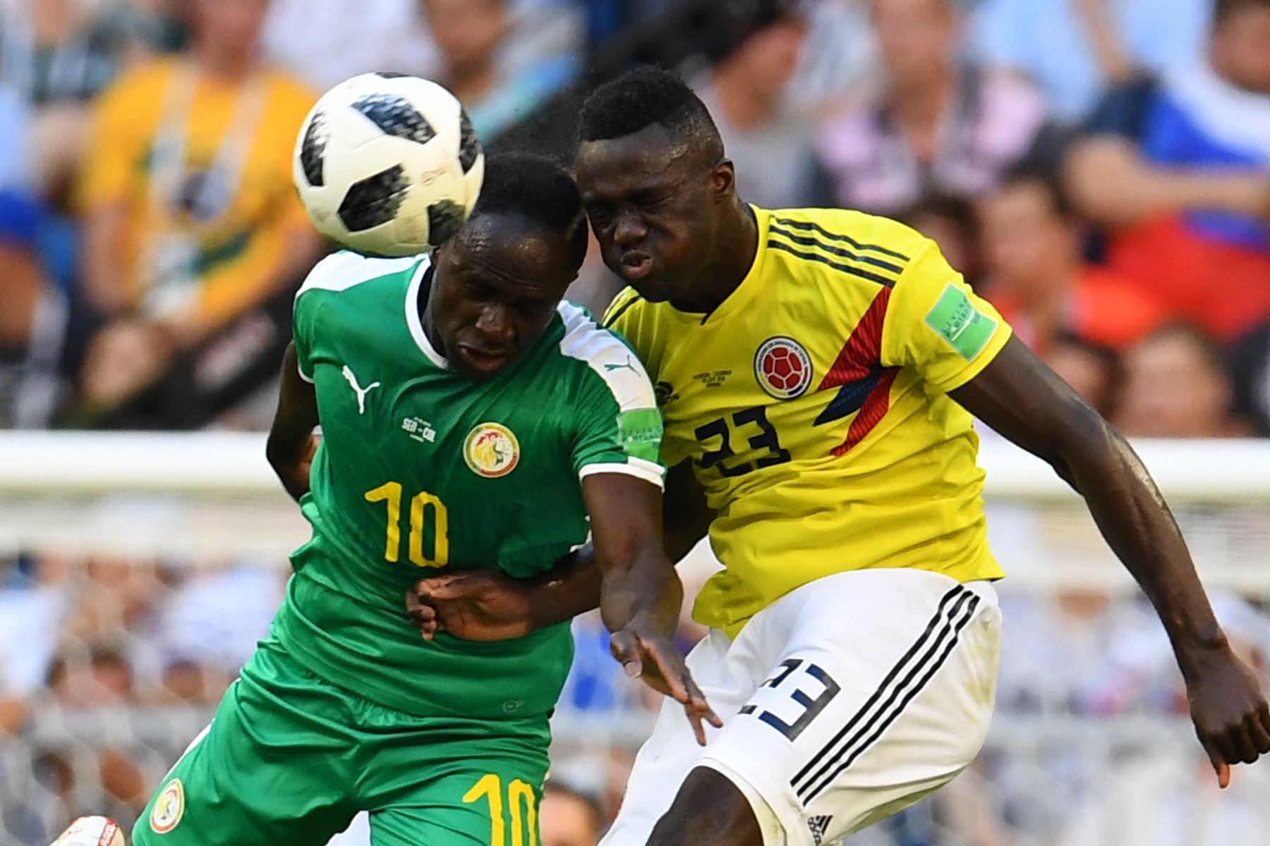 El delantero senegalés Sadio Mane (izq.) Encabeza la pelota mientras compite con el defensor colombiano Davinson Sánchez (R) durante el partido de fútbol del Grupo H de la Copa del Mundo Rusia 2018 entre Senegal y Colombia en el Samara Arena de Samara el 28 de junio de 2018. / AFP