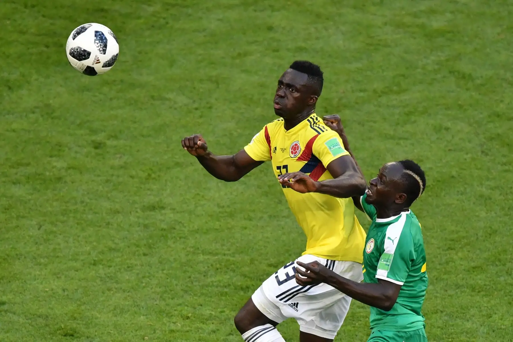 El delantero senegalés Sadio Mane (R) compite por el balón con el defensa colombiano Davinson Sánchez (C) durante el partido de fútbol Rusia 2018 Grupo H de fútbol entre Senegal y Colombia en el Samara Arena en Samara el 28 de junio de 2018. / AFP