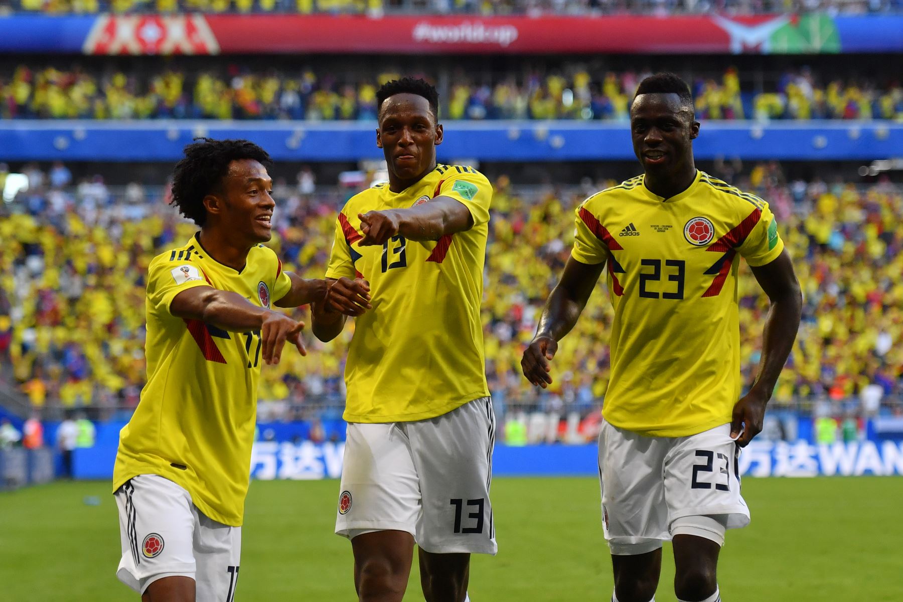 El defensor colombiano Yerry Mina (C) celebra con sus compañeros después de anotar un gol durante el partido de fútbol Rusia 2018 Grupo H de fútbol entre Senegal y Colombia en el Samara Arena en Samara el 28 de junio de 2018. / AFP
