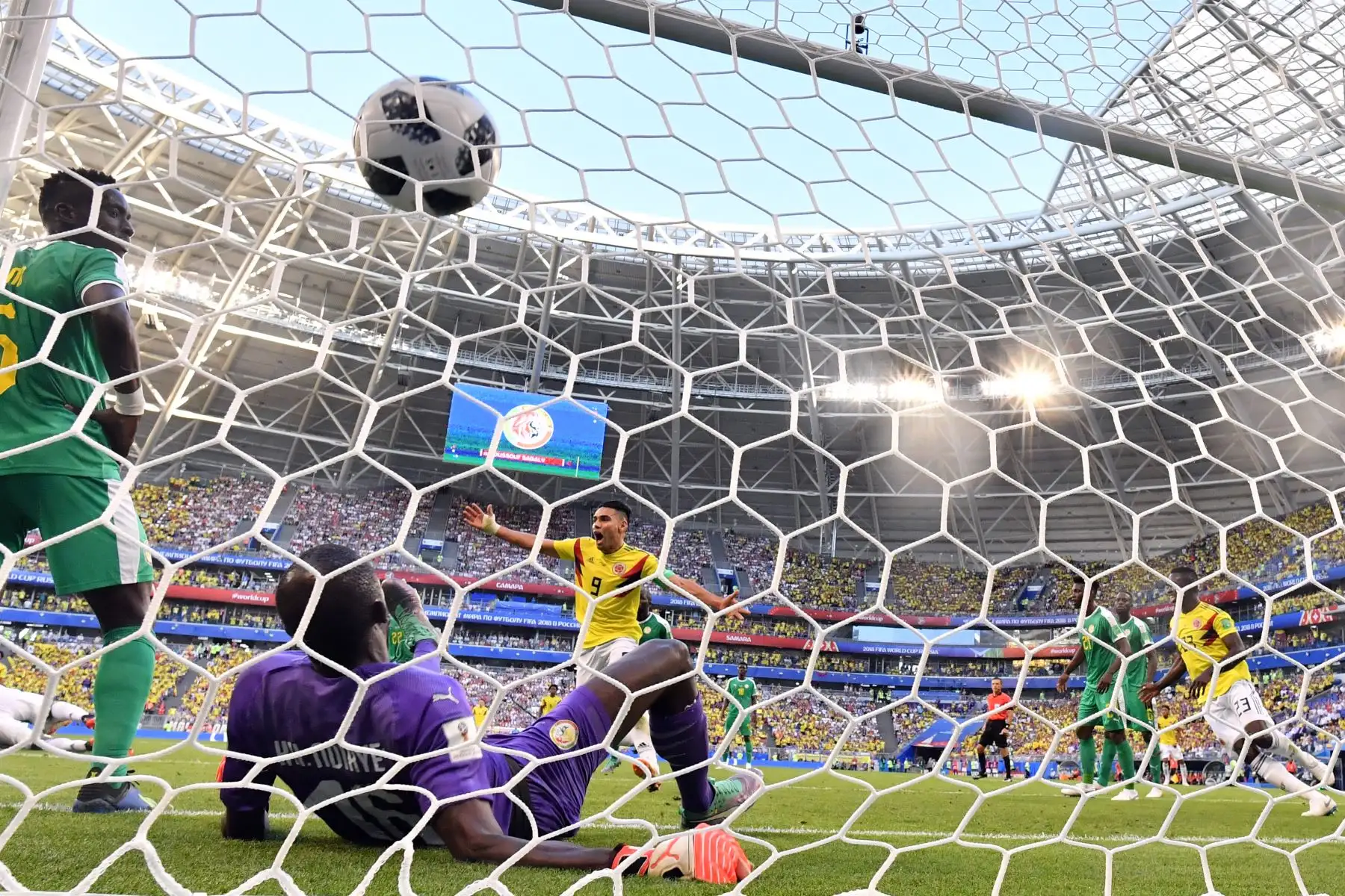 El alero colombiano Falcao (C) celebra al portero de Senegal Khadim N