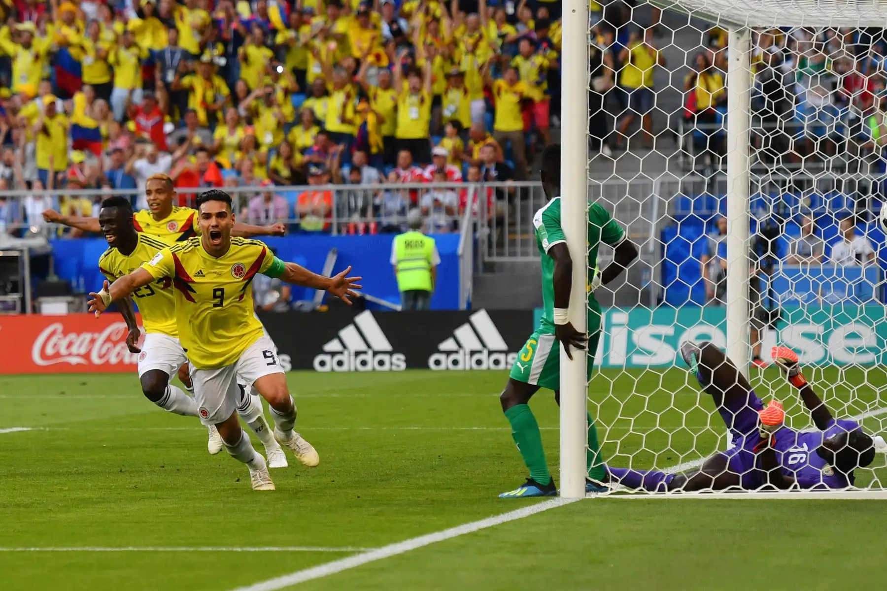 El alero colombiano Falcao (C) celebra al portero de Senegal Khadim N