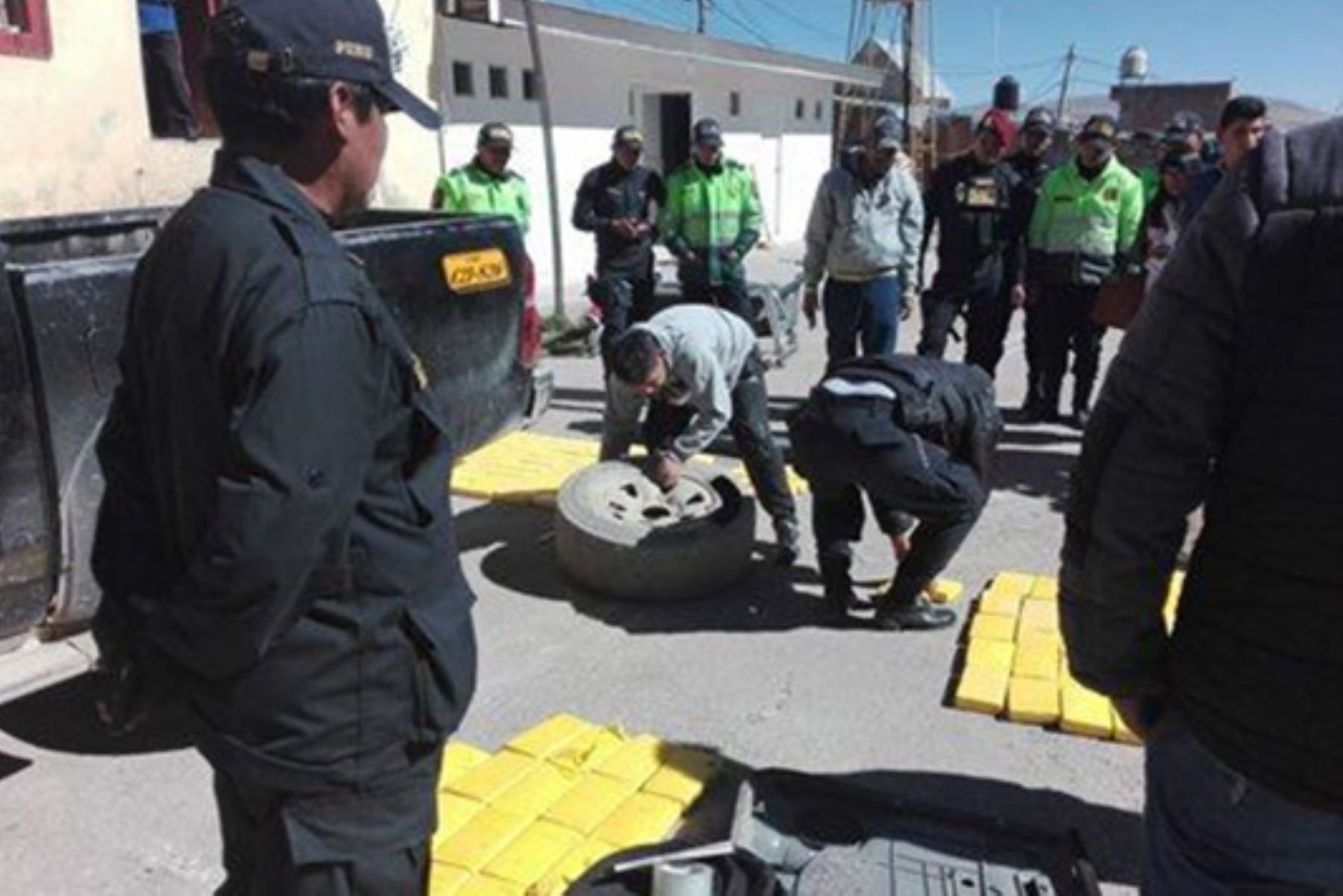 La Policía Nacional del Perú (PNP) decomisó un total de 229 kilos y 880 gramos de cocaína e intervino a siete personas en dos operativos realizados en las regiones Puno y Cusco.
