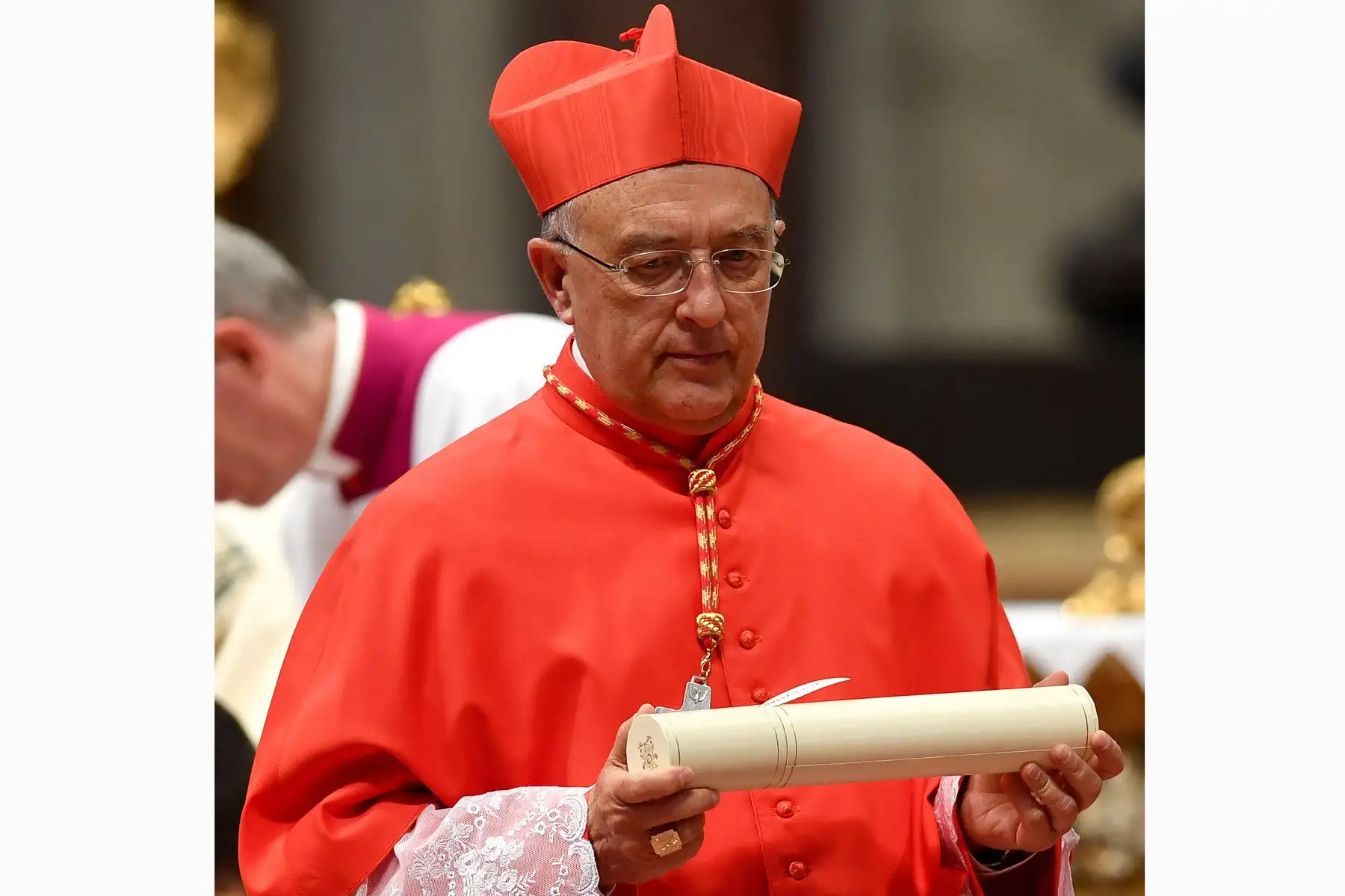 El arzobispo peruano Pedro Ricardo Jimeno Barreto de Huancayo se va después de arrodillarse ante el Papa Francisco para jurar lealtad y convertirse en cardenal durante un consistorio para la creación de catorce nuevos cardenales el 28 de junio de 2018 en la basílica de San Pedro en el Vaticano. / AFP