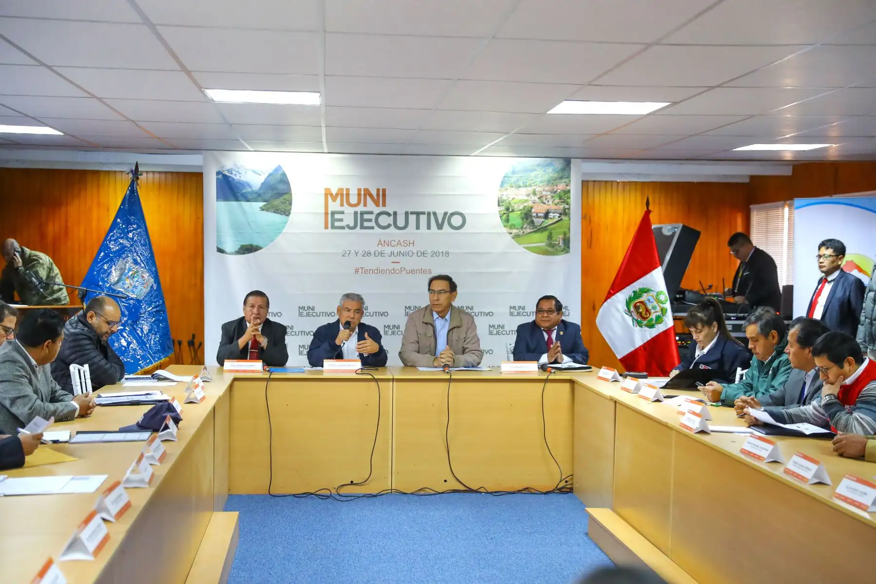 El jefe de Estado, Martín Vizcarra, preside el Muni Ejecutivo Extraordinario que se desarrolla en la ciudad de Huaraz (Áncash), cita que tiene como finalidad reunirse con autoridades locales para articular, promover, desarrollar y fortalecer la acción conjunta de los municipios y el Gobierno Nacional. Foto: ANDINA/Prensa Presidencia