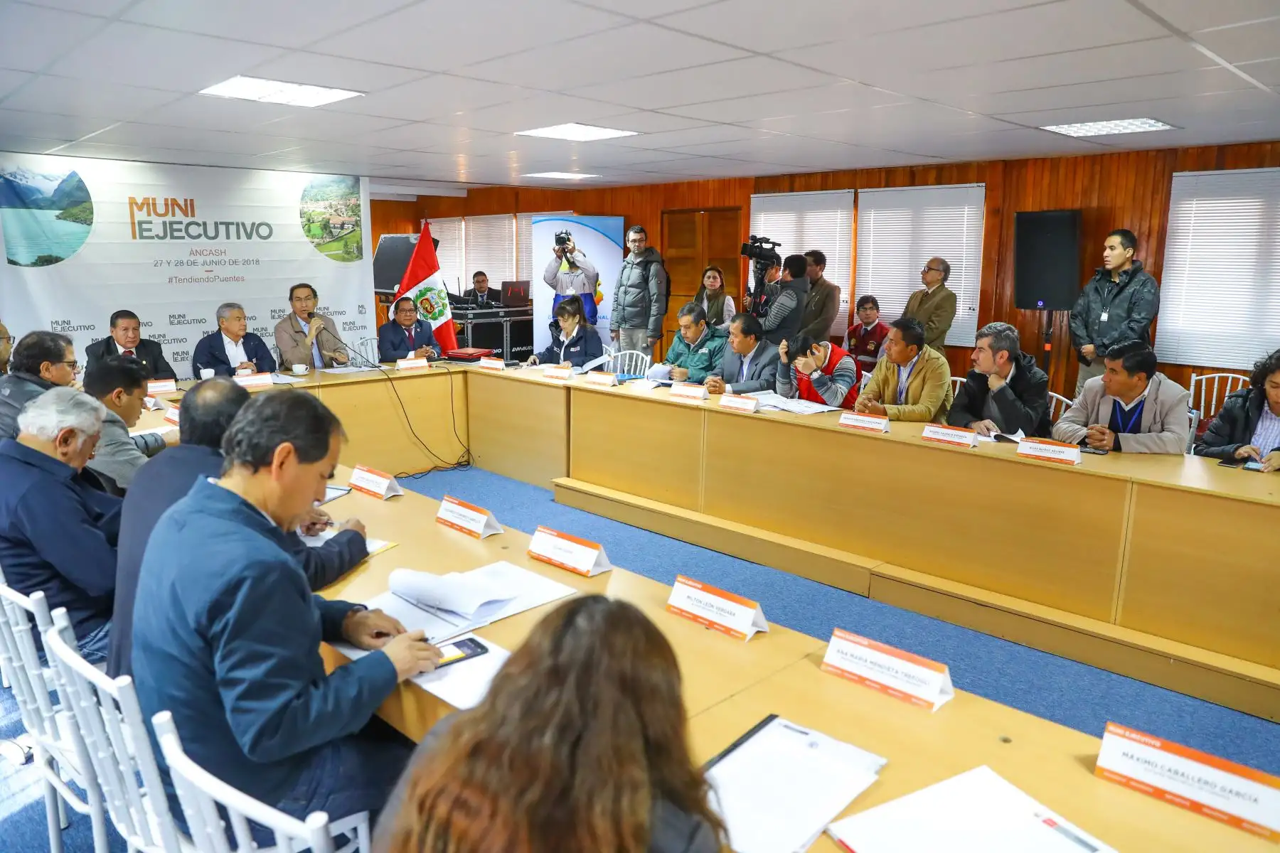 El jefe de Estado, Martín Vizcarra, preside el Muni Ejecutivo Extraordinario que se desarrolla en la ciudad de Huaraz (Áncash), cita que tiene como finalidad reunirse con autoridades locales para articular, promover, desarrollar y fortalecer la acción conjunta de los municipios y el Gobierno Nacional. Foto: ANDINA/Prensa Presidencia