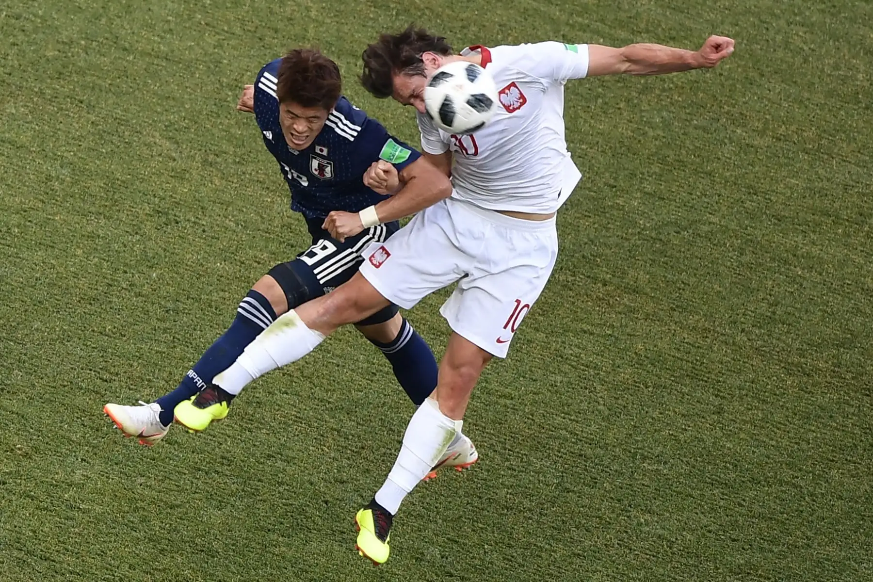 El defensor japonés Hiroki Sakai (L) y el centrocampista polaco Grzegorz Krychowiak (R) encabezarán el partido de fútbol del Grupo H Rusia 2018 entre Japón y Polonia en el Volgograd Arena de Volgogrado el 28 de junio de 2018. / AFP