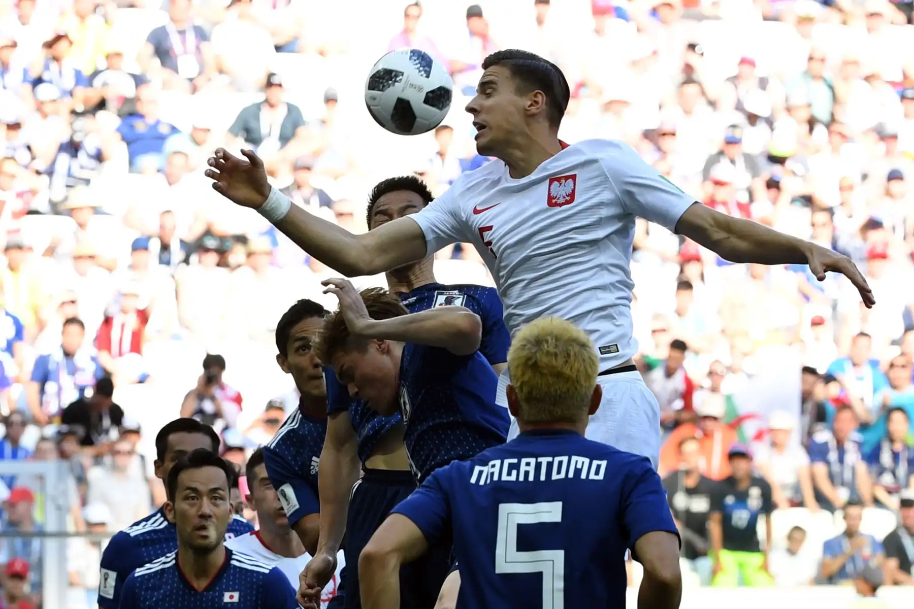 El defensa de Polonia Jan Bednarek (arriba) encabeza la pelota durante el partido de fútbol Rusia 2018 del Grupo H entre Japón y Polonia en el Volgograd Arena de Volgogrado el 28 de junio de 2018. / AFP