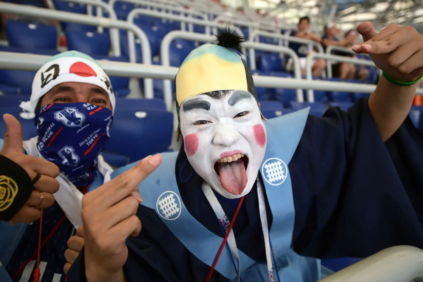 Los fanáticos de Japón posan en las gradas antes del partido de fútbol Rusia 2018 del Grupo H entre Japón y Polonia en el Volgograd Arena de Volgogrado el 28 de junio de 2018. / AFP