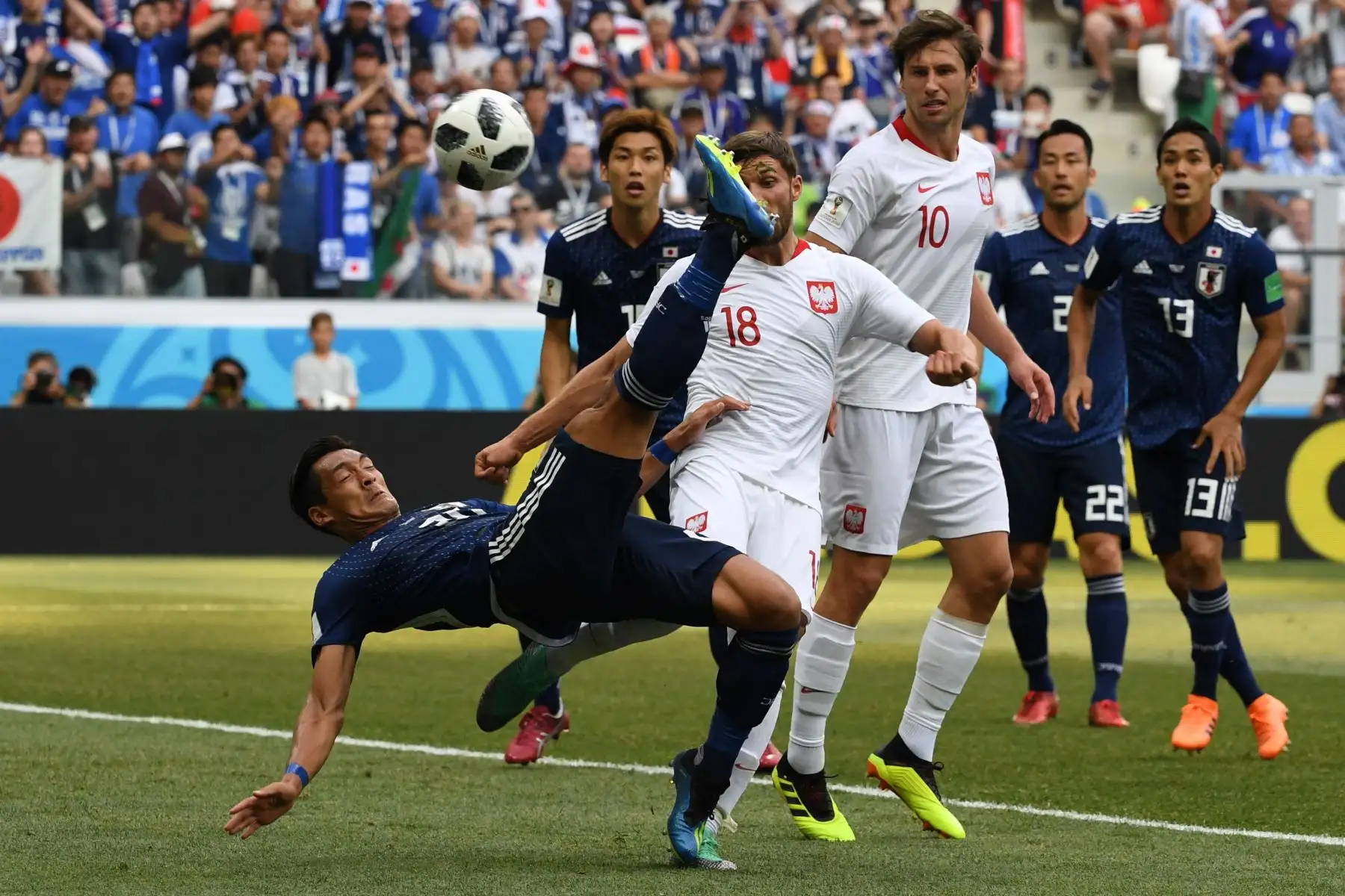 El defensor japonés Tomoaki Makino (C) realiza un lanzamiento de una bicicleta durante el partido de fútbol Rusia 2018 Grupo H entre Japón y Polonia en el Volgograd Arena de Volgogrado el 28 de junio de 2018. / AFP