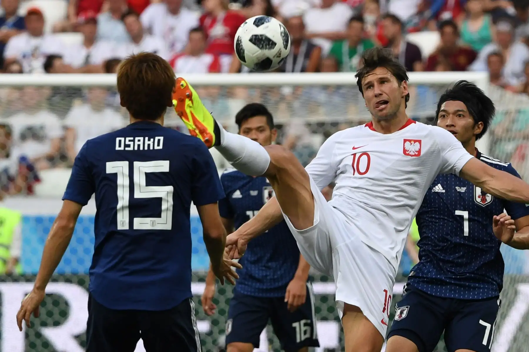 El centrocampista polaco Grzegorz Krychowiak controla el balón durante el partido de fútbol Rusia 2018 Grupo H de fútbol entre Japón y Polonia en el Volgograd Arena de Volgogrado el 28 de junio de 2018. / AFP