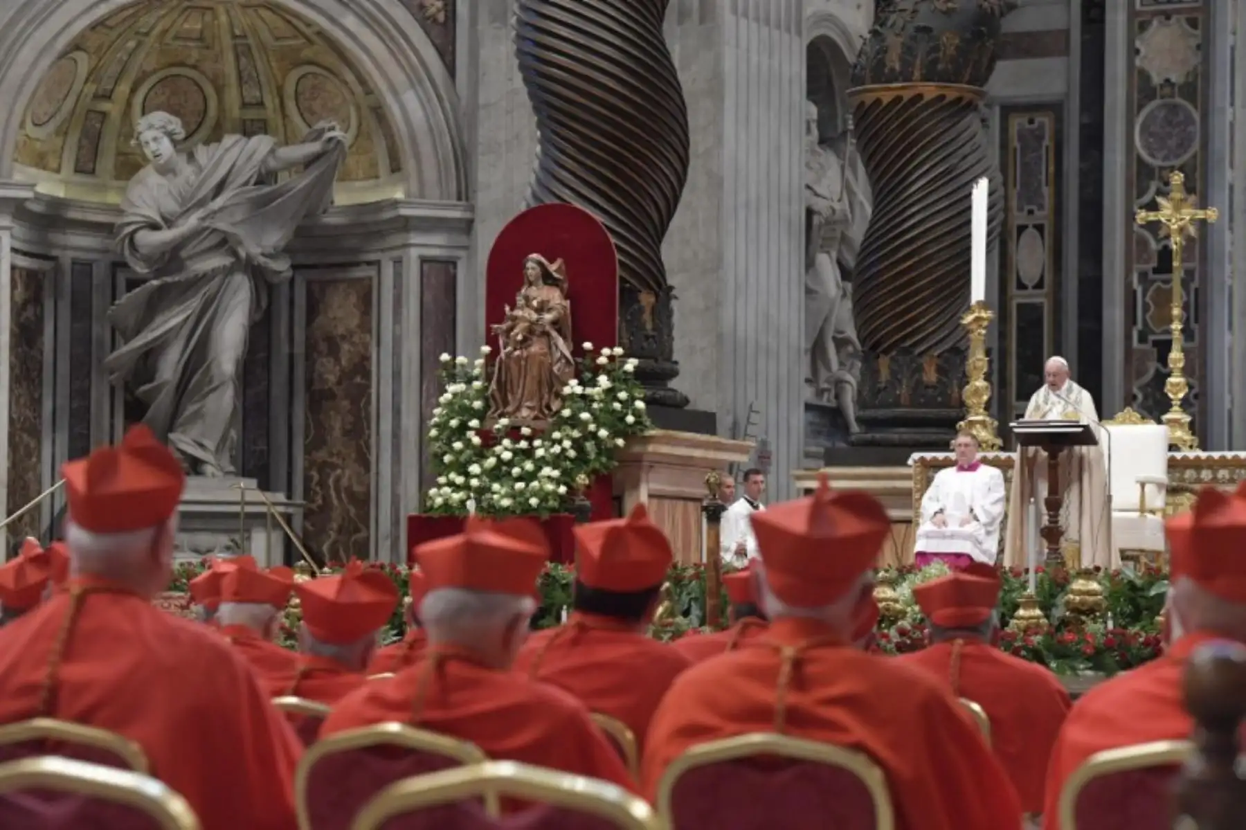 El Papa Francisco llega a dirigir un consistorio para la creación de catorce nuevos cardenales el 28 de junio de 2018 en la Basílica de San Pedro en el Vaticano. Foto: ANDINA/Vaticano