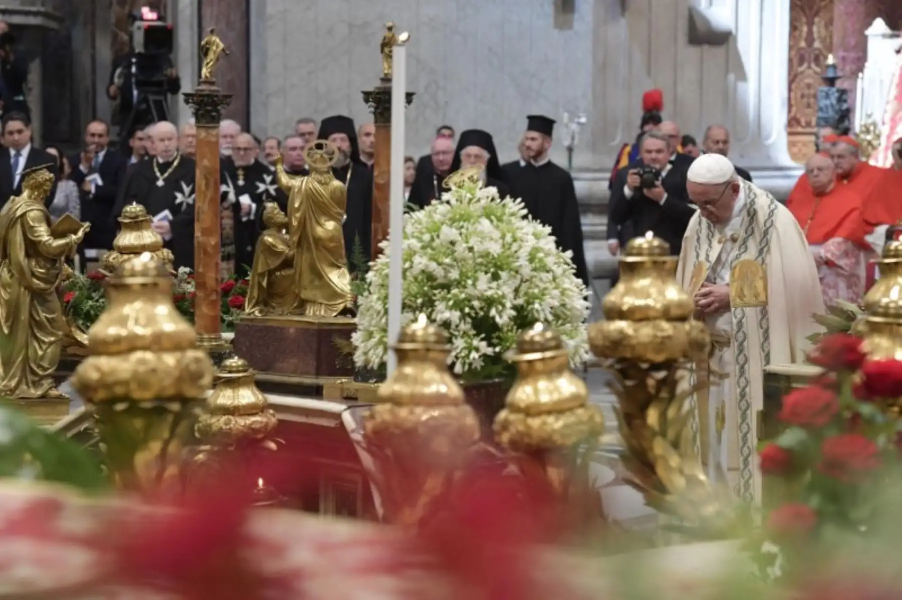 El Papa Francisco llega a dirigir un consistorio para la creación de catorce nuevos cardenales el 28 de junio de 2018 en la Basílica de San Pedro en el Vaticano. Foto: ANDINA/Vaticano