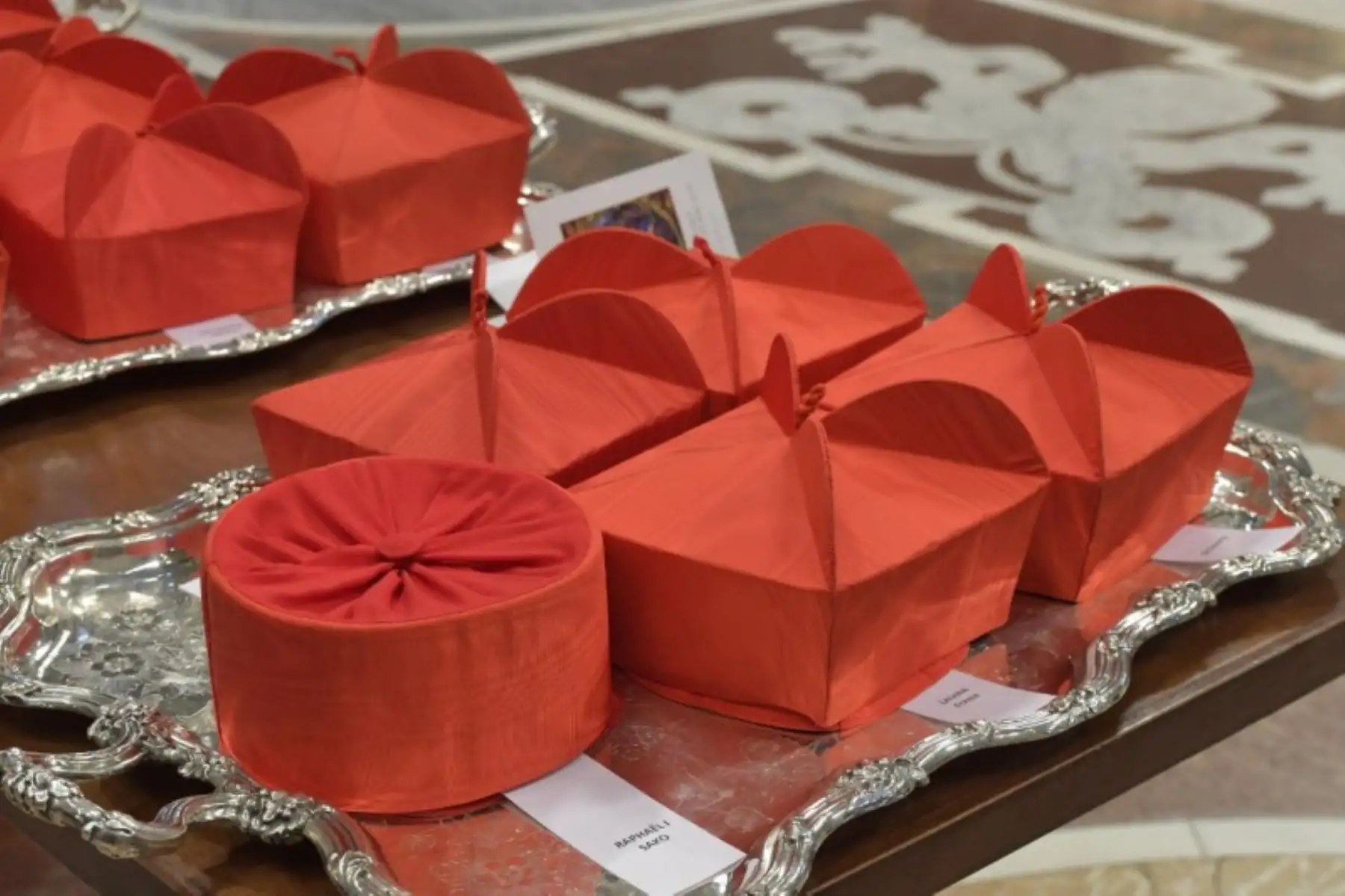 Birretes de los  nuevos cardenales el 28 de junio de 2018 en la Basílica de San Pedro en el Vaticano. Foto: ANDINA/Vaticano