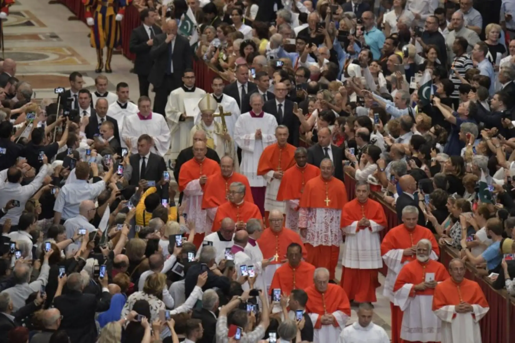Ingreso de los catorce nuevos cardenales el 28 de junio de 2018 en la Basílica de San Pedro en el Vaticano. Foto: ANDINA/Vaticano