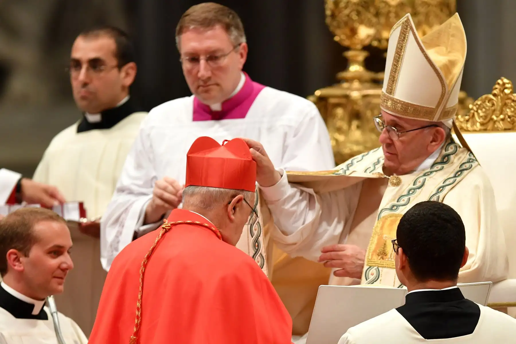 El arzobispo peruano Pedro Ricardo Jimeno Barreto de Huancayo se arrodilla ante el Papa Francisco para jurar lealtad y convertirse en cardenal durante un consistorio para la creación de catorce nuevos cardenales el 28 de junio de 2018 en la basílica de San Pedro en el Vaticano. / AFP