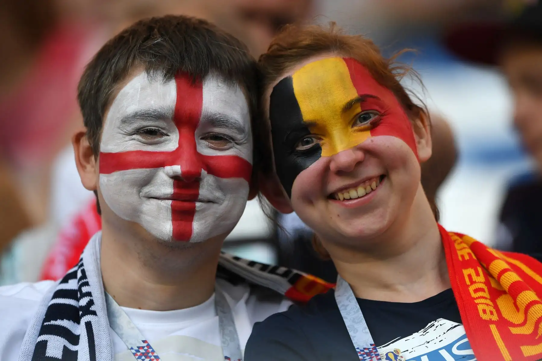 Aficionados de Inglaterra y Bélgica posan antes del partido de fútbol por el grupo G del mundial de Rusia 2018, en el Estadio de Kaliningrado. Foto: AFP
