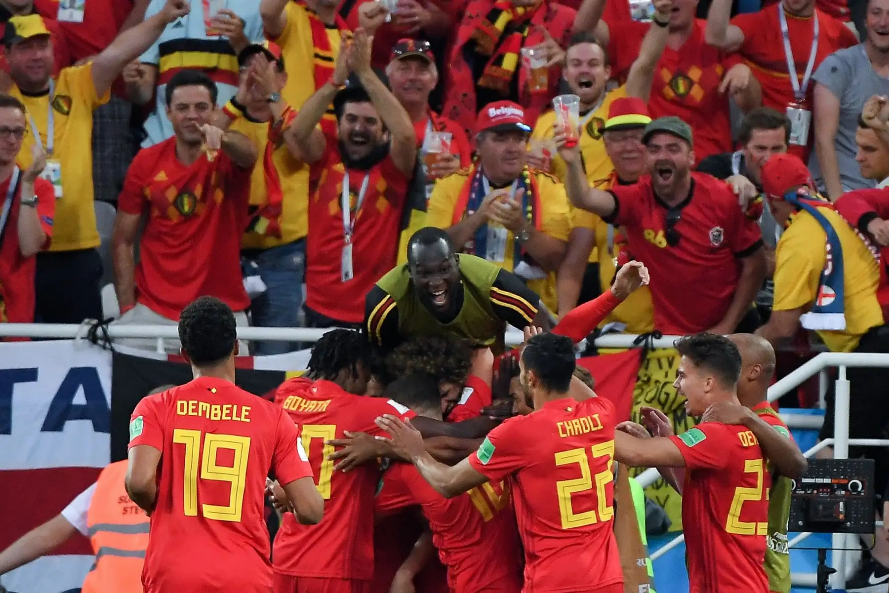 Los jugadores de Bélgica celebran su primer gol frente a Inglaterra en el Estadio de Kaliningrado. Foto: AFP
