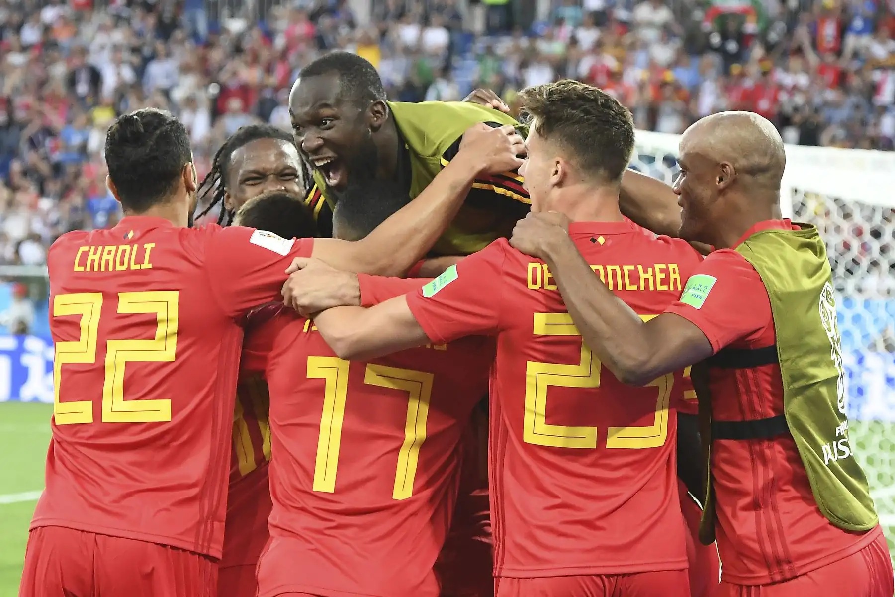 El delantero belga Adnan Januzaj (oculto) celebra luego de anotar el primer gol con sus compañeros, incluido el alero Romelu Lukaku (arriba) durante el partido de fútbol del Grupo G de la Copa Mundial de Rusia 2018 frente a Inglaterra. Foto: AFP
