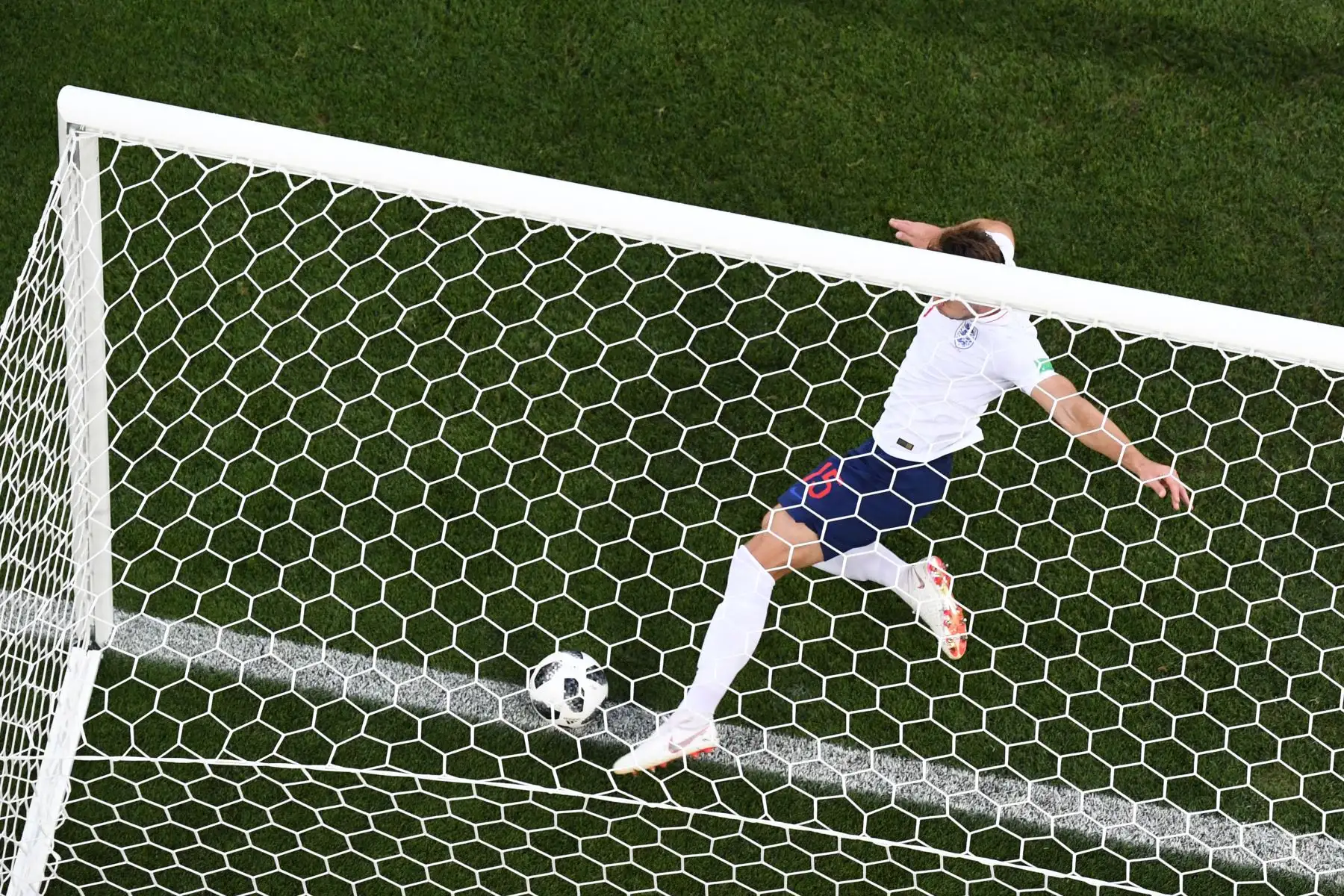 El defensor Gary Cahill, de Inglaterra, despeja el balón sobre la línea de gol durante el partido contra su similar de Bélgica. Foto: AFP