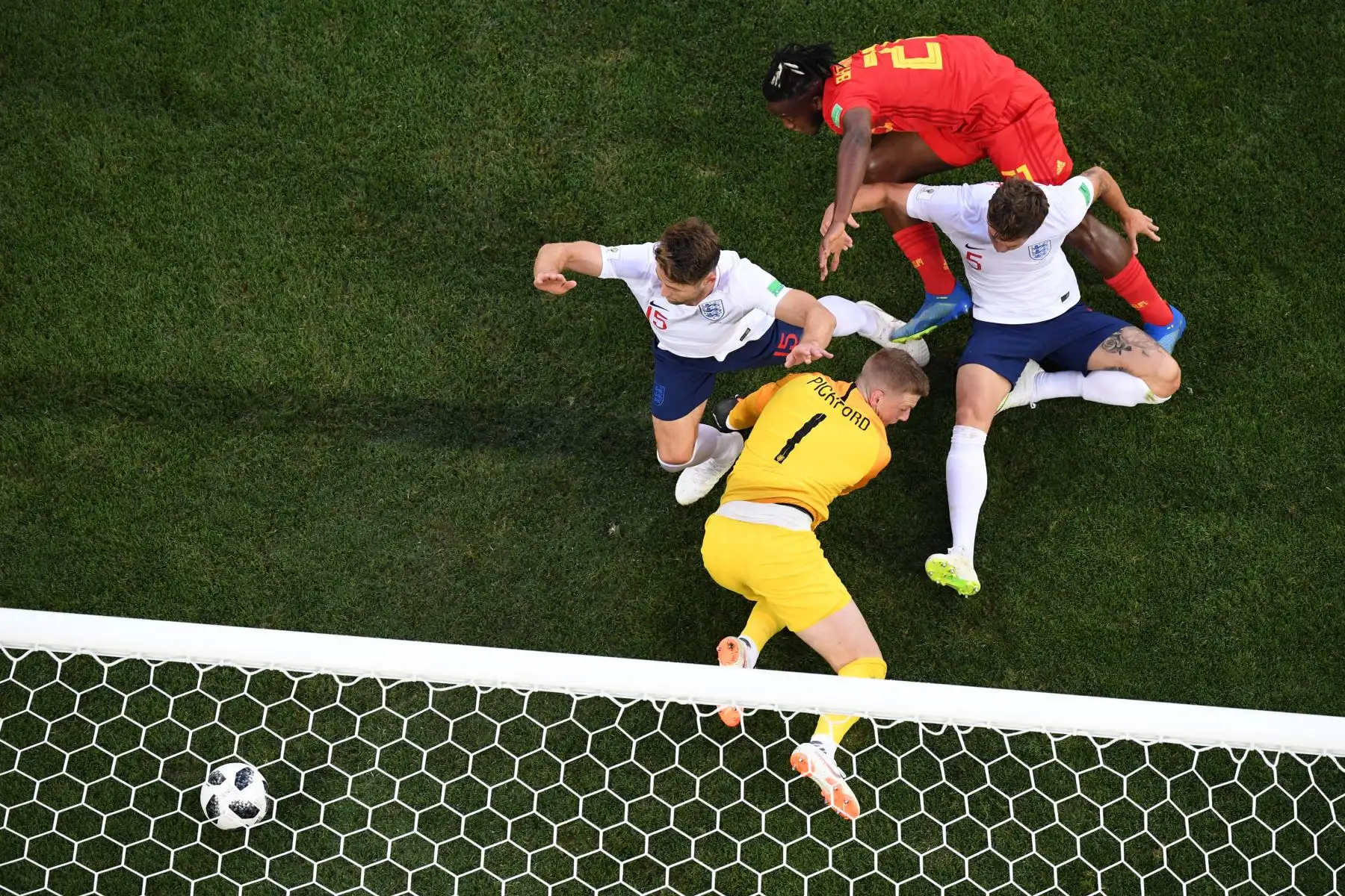 El portero de Inglaterra Jordan Pickford no puede sostener el balón durante el partido de fútbol frente a  Bélgica. Foto: AFP