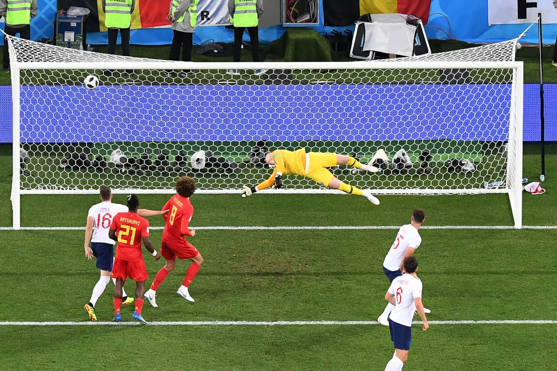 El portero de Inglaterra, Jordan Pickford, no puede evitar el gol de Bélgica durante el partido por la Copa del Mundo de Rusia 2018. Foto: AFP