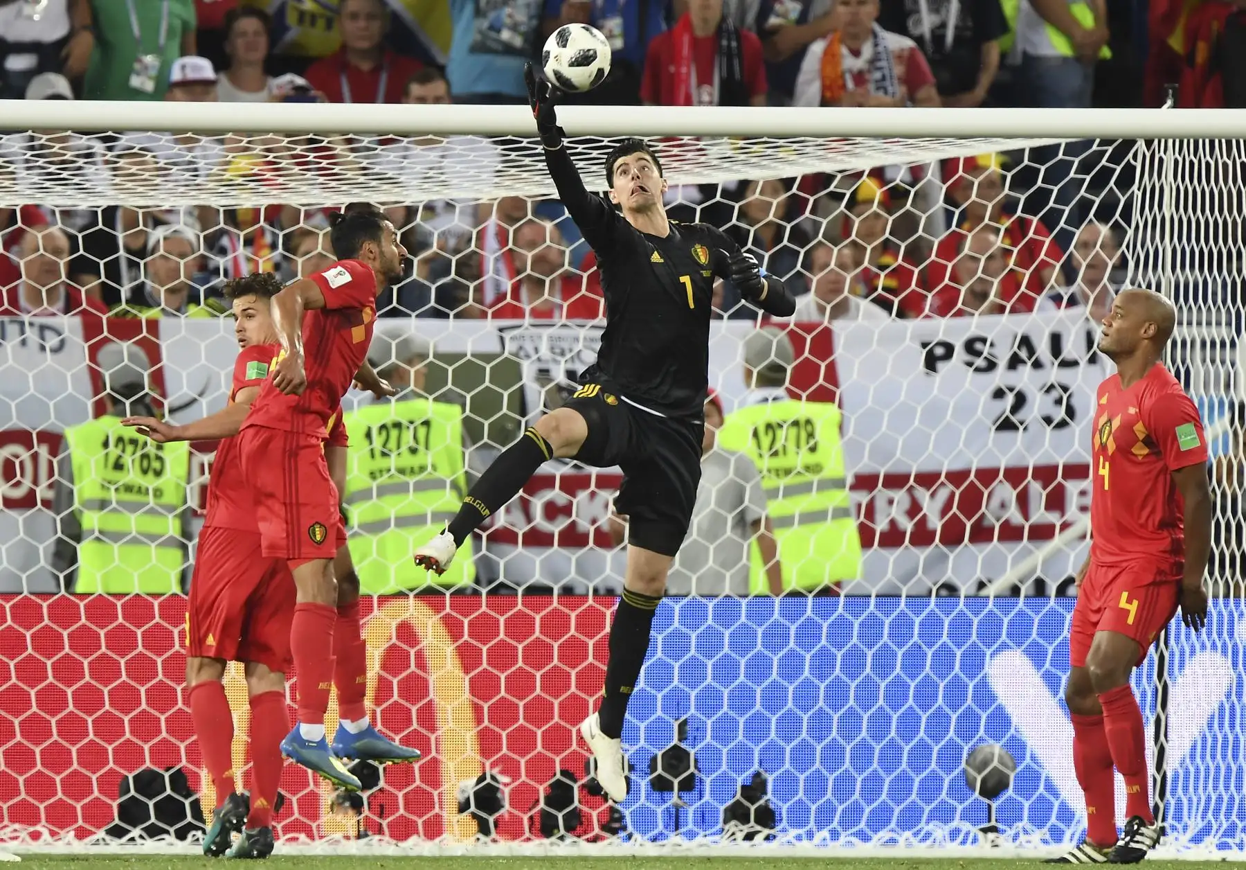 El portero belga Thibaut Courtois atrapa el balón, frente la atenta mirada de sus compañeros en el partido que jugaron frente a Inglaterra. Foto: AFP