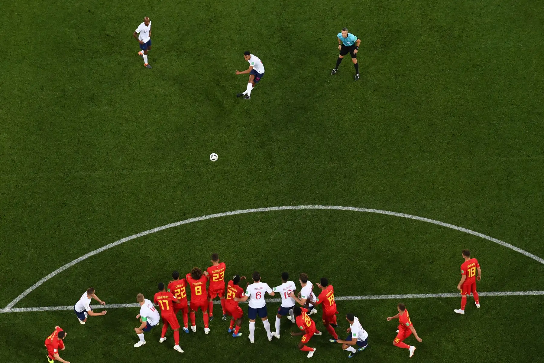El centrocampista belga Nacer Chadli remata el balón con dirección a la portería inglesa, durante el partido de fútbol jugado en el estadio Kaliningrado. Foto: AFP