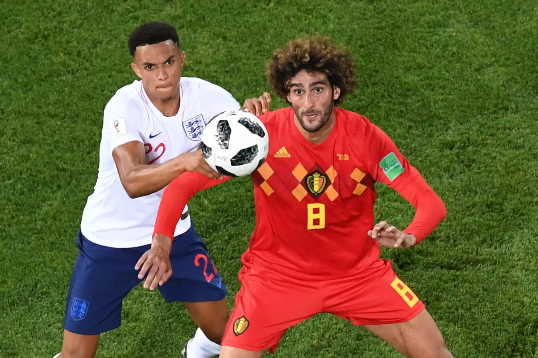 El mediocampista belga Marouane Fellaini (D) y el defensor de Inglaterra Trent Alexander-Arnold luchan por el balón durante el partido de fútbol por la Copa del Mundo. Foto: AFP