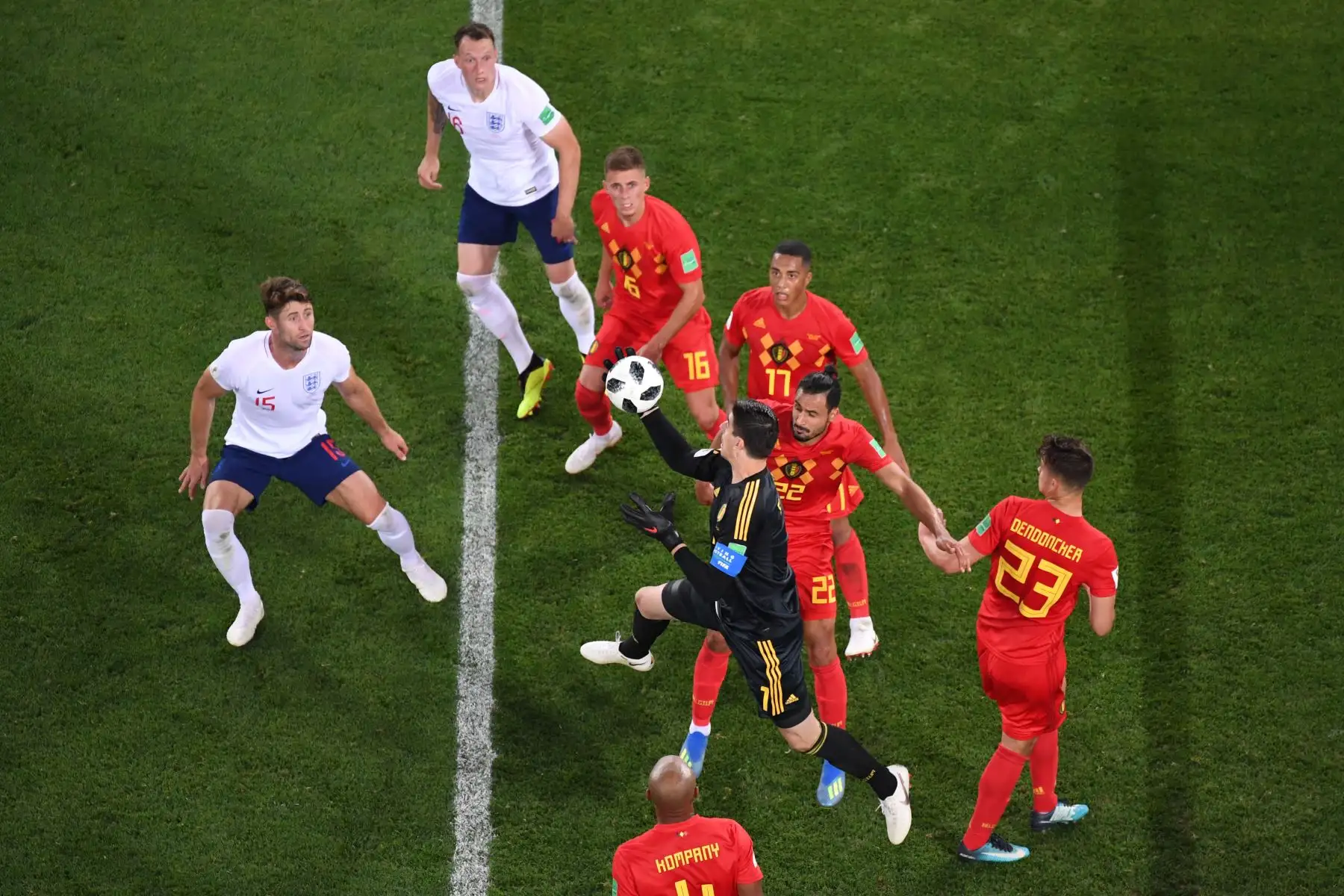 El portero belga Thibaut Courtois (C) salva el balón durante el partido de fútbol jugado frente a la selección de Ibnglaterra. Foto: AFP
