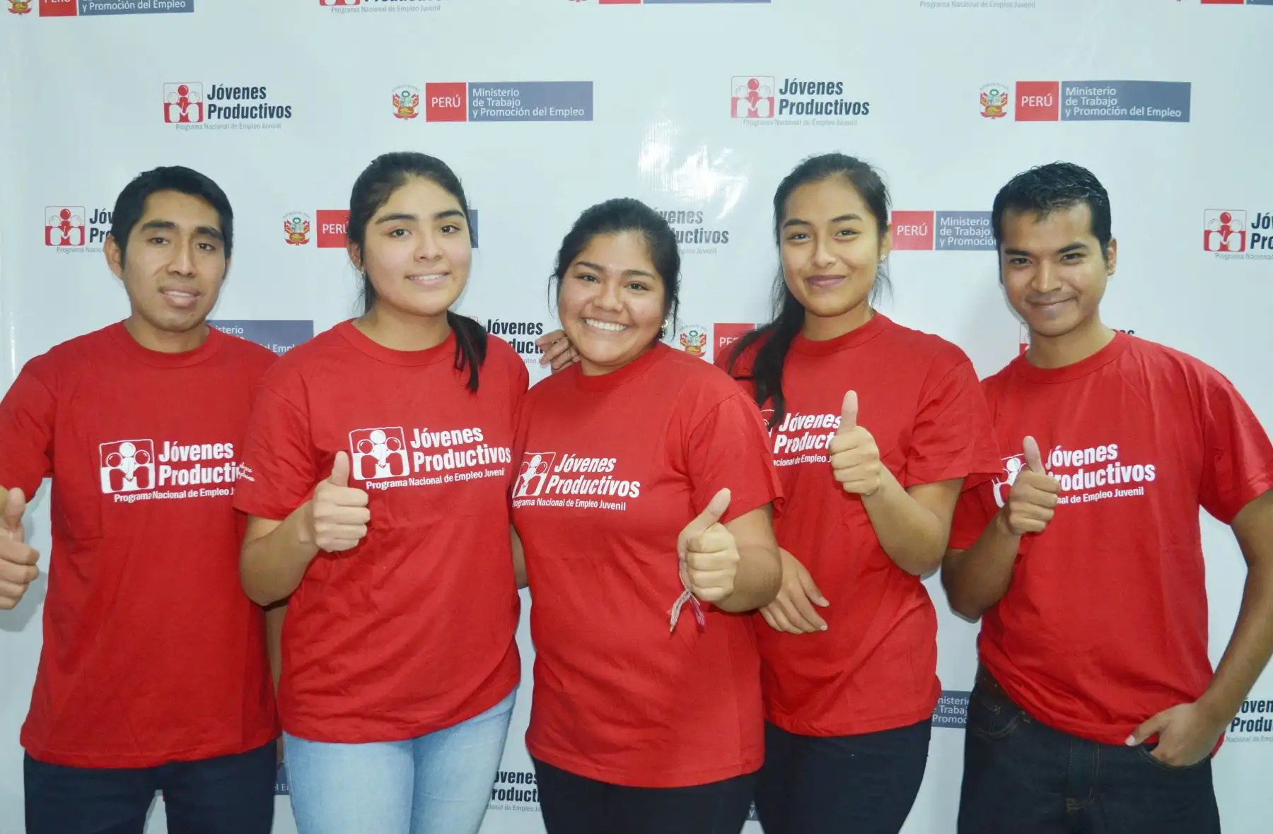 Jóvenes peruanos en reunión de la Alianza del Pacífico.