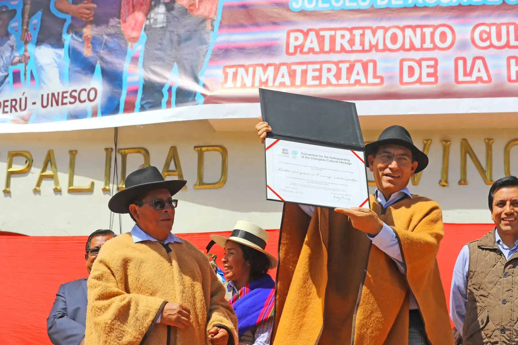 Jefe de Estado entrega diploma que reconoce al Sistema Tradicional de los Jueces del Agua de Corongo (Áncash), como patrimonio cultural inmaterial de la humanidad por la Unesco. Foto: ANDINA/Prensa Presidencia