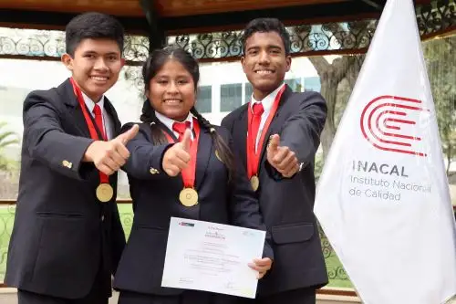 Yampier Chilcón, Nancy Paico y Carlos Quevedo del grupo Committed to Society del COAR Lambayeque representarán al Perú en olimpiada internacional en Corea del Sur por ganar primer lugar en III Olimpiada Nacional de Normalización. ANDINA/Héctor Vinces