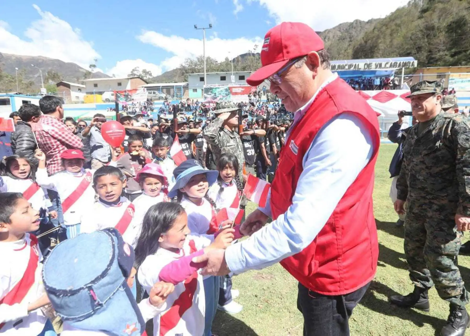 Una estrategia mucho más agresiva se viene aplicando en el valle de los ríos Apurímac, Ene y Mantaro (Vraem), con el fin de asfixiar las rutas del narcotráfico y neutralizar a los mandos terroristas, destacó el ministro de Defensa, José Huerta Torres, quien realizó una visita de trabajo de dos días al Vraem para supervisar el trabajo de las Fuerzas Armadas.